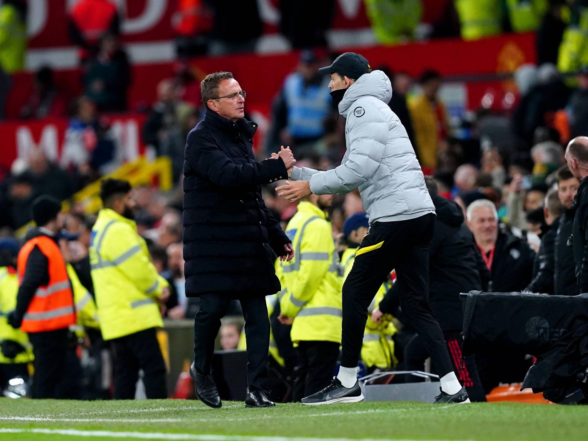 Ralf Rangnick und Thomas Tuchel geben sich bei einem Spiel die Hand.