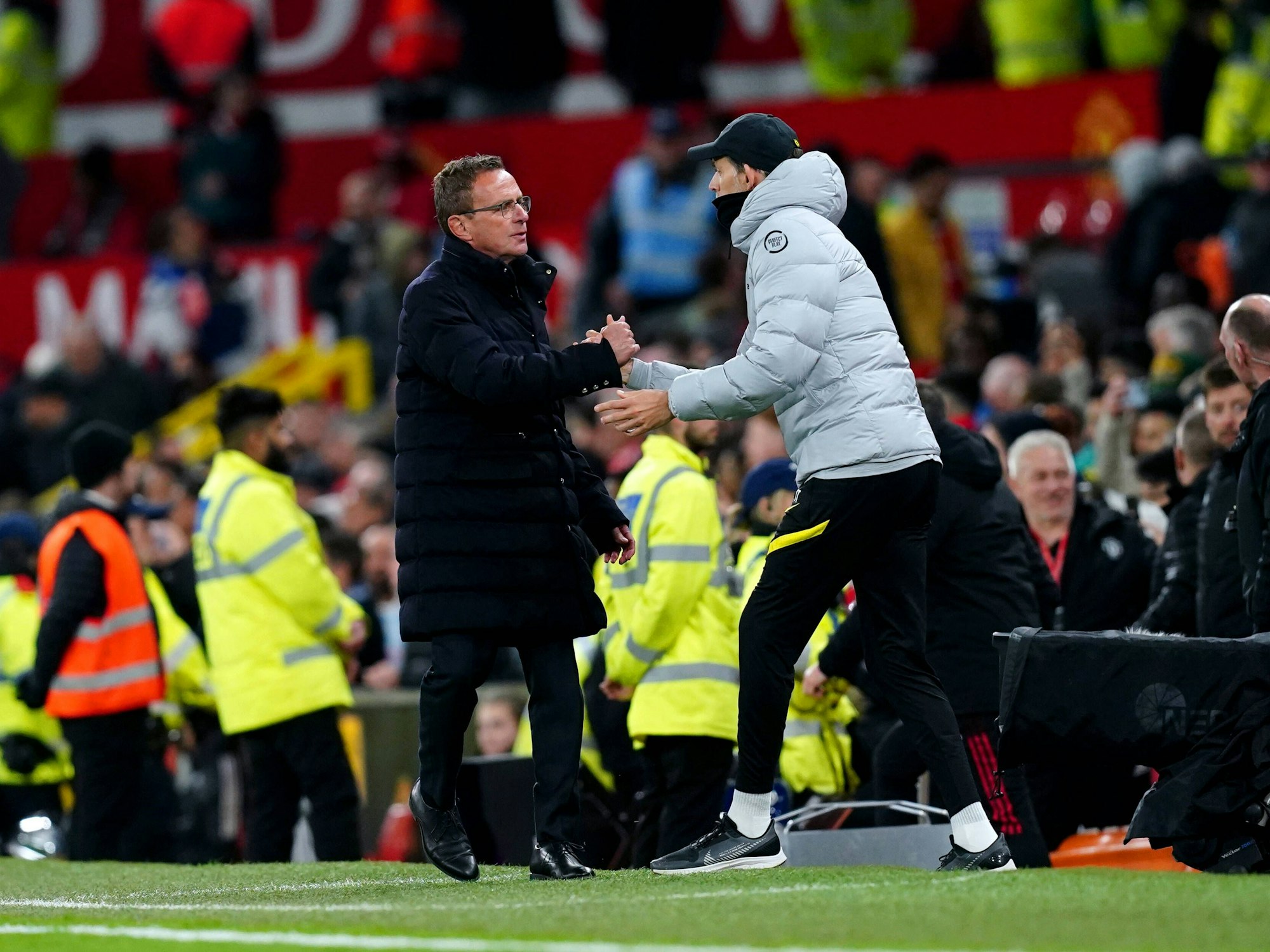 Ralf Rangnick und Thomas Tuchel geben sich bei einem Spiel die Hand.