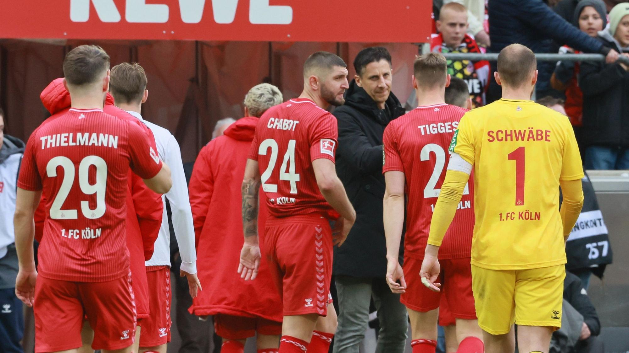Die enttäuschten FC-Spieler und Sport-Boss Christian Keller nach der bitteren Heimniederlage gegen Darmstadt 98.