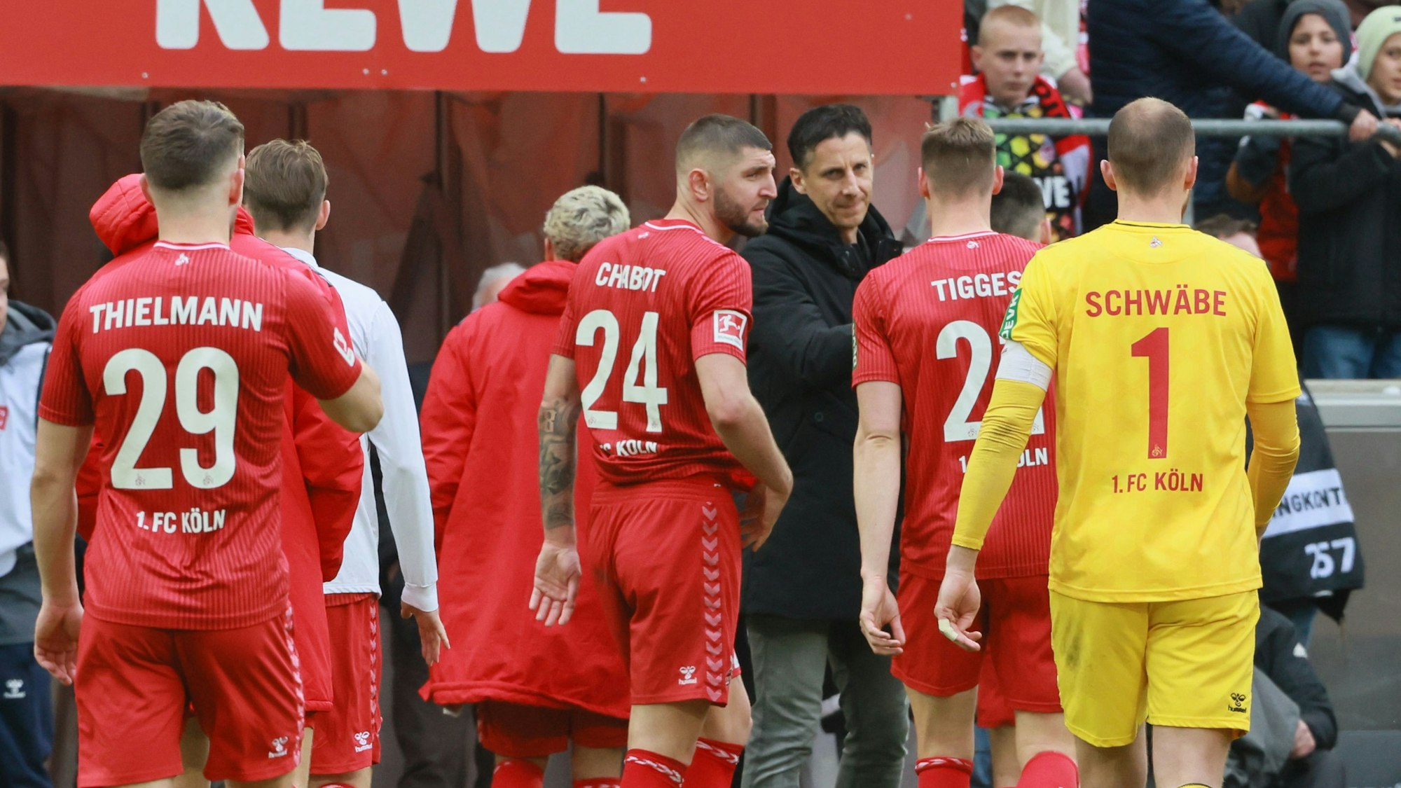 Die enttäuschten FC-Spieler und Sport-Boss Christian Keller nach der bitteren Heimniederlage gegen Darmstadt 98.