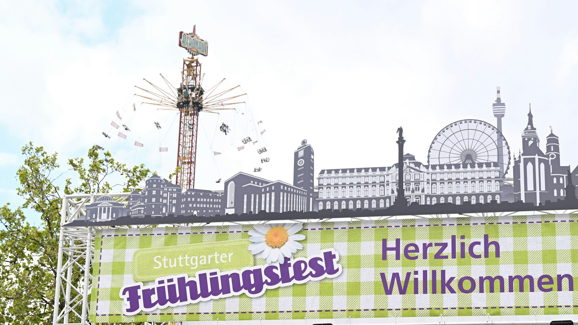 „Herzlich Willkommen“ steht auf einem Schild am Eingang zum Gelände des Cannstatter Frühlingsfestes.
