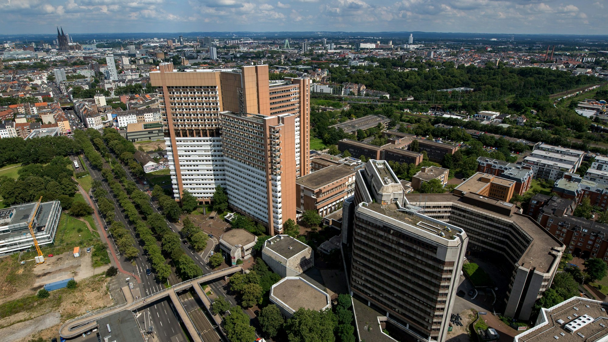 Blick aus dem Unicenter in Köln auf das Gerichtsgebäude an der Luxemburger Straße.