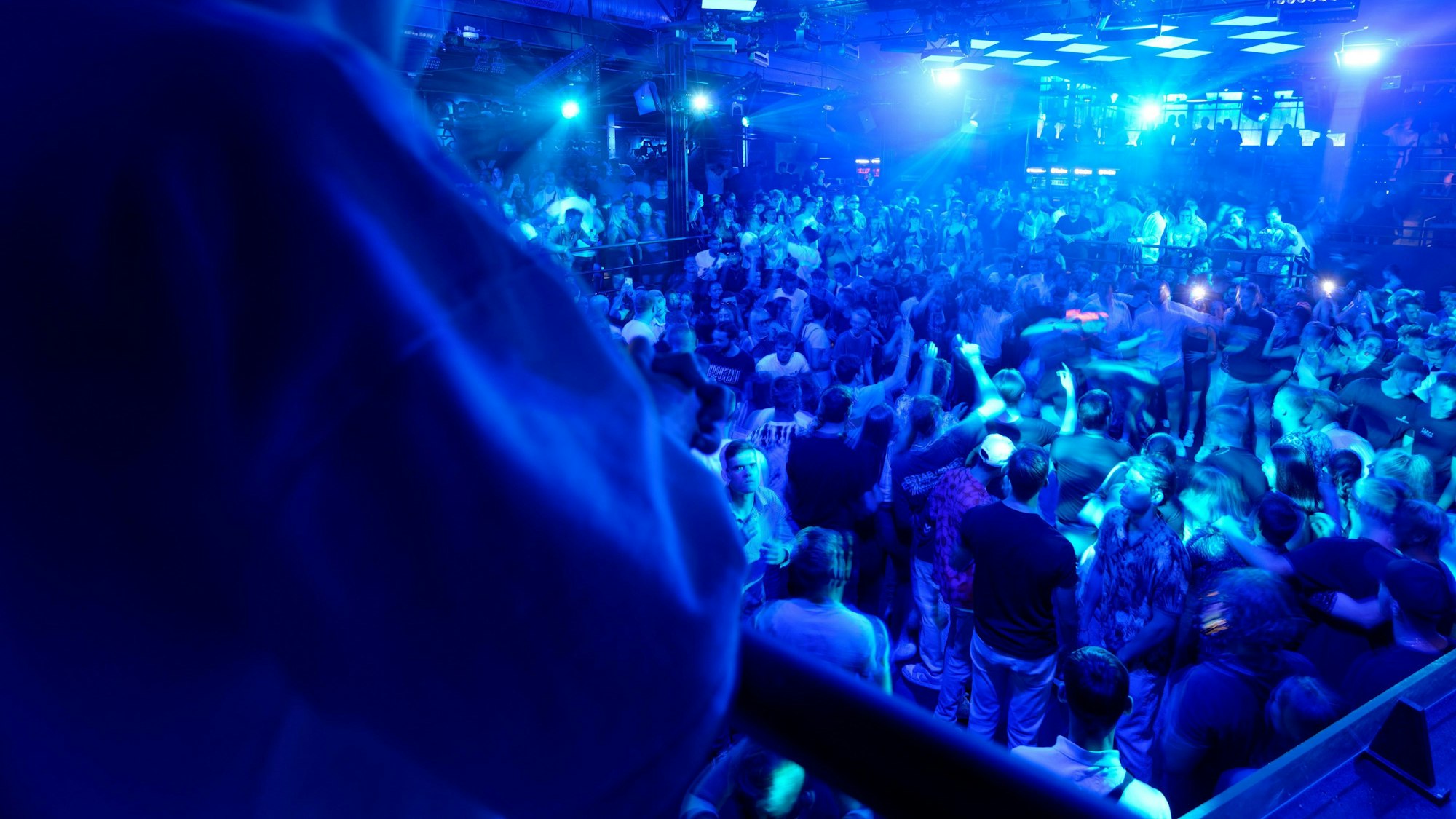 Gäste drängen sich auf einer der Tanzflächen im Kölner Club „Bootshaus“.