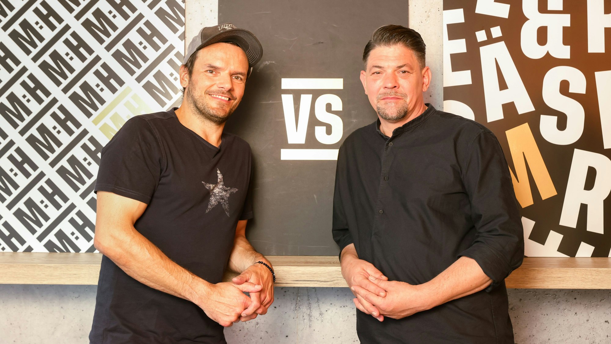 Die Hamburger Köche Tim Mälzer (r) und Steffen Henssler stellen ihre neue Kochshow „Mälzer und Henssler liefern ab!“ vor.