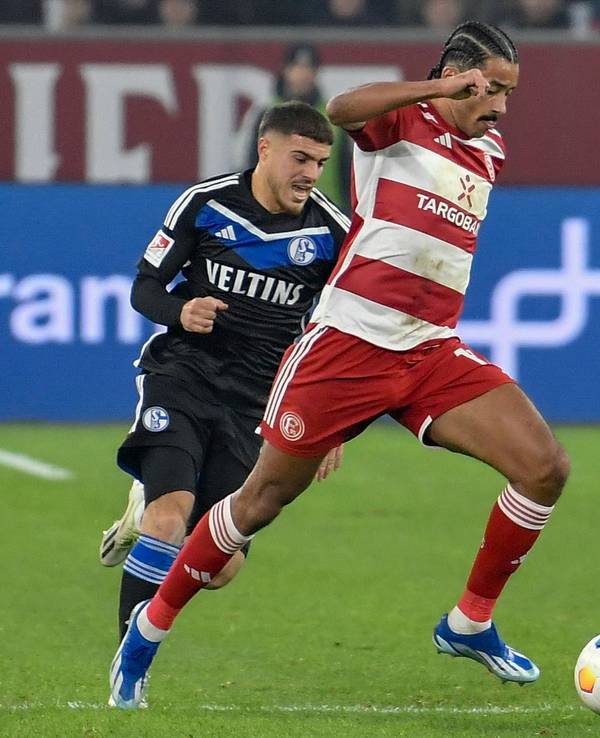 Emmanuel Iyoha im Zweikampf mit Blendi Idrizi.