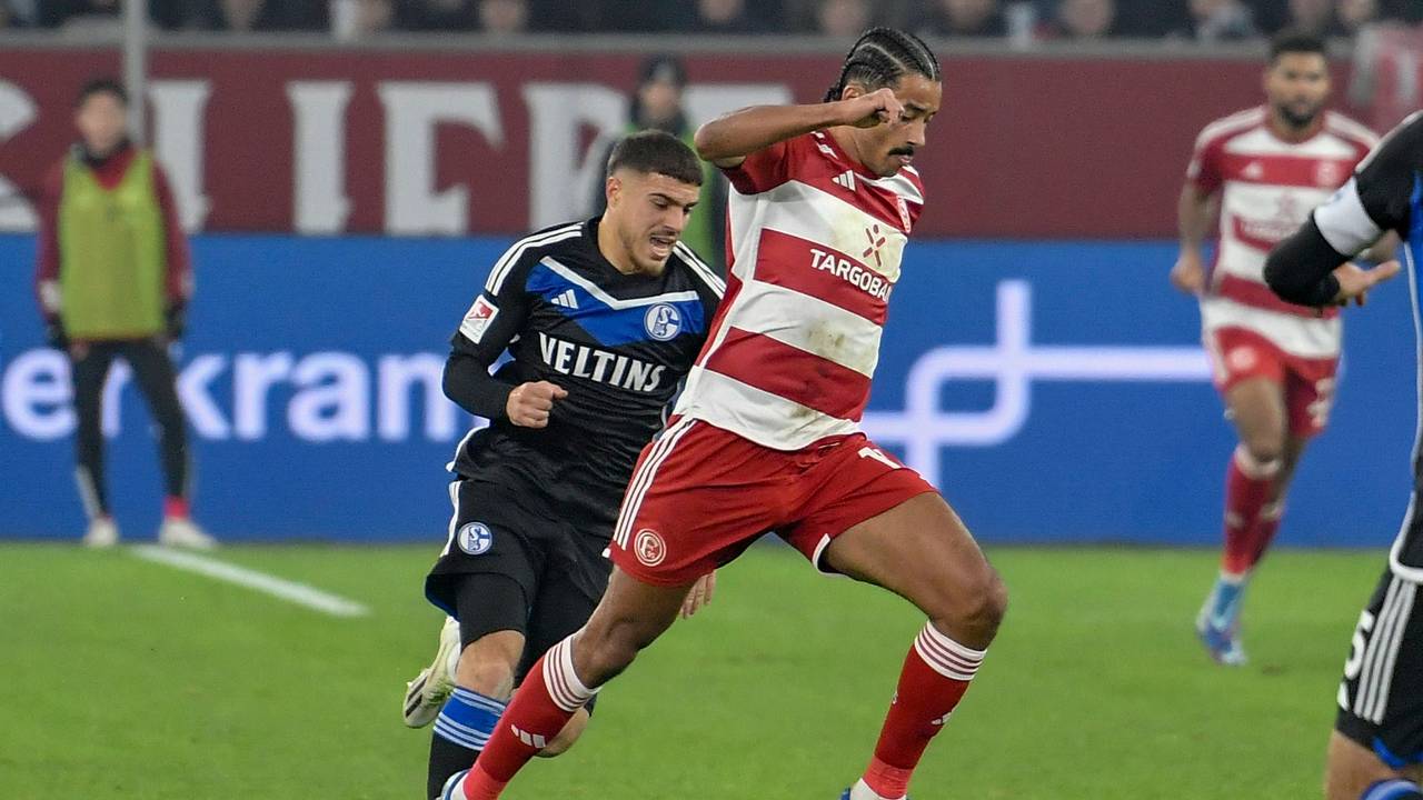 Emmanuel Iyoha im Zweikampf mit Blendi Idrizi.
