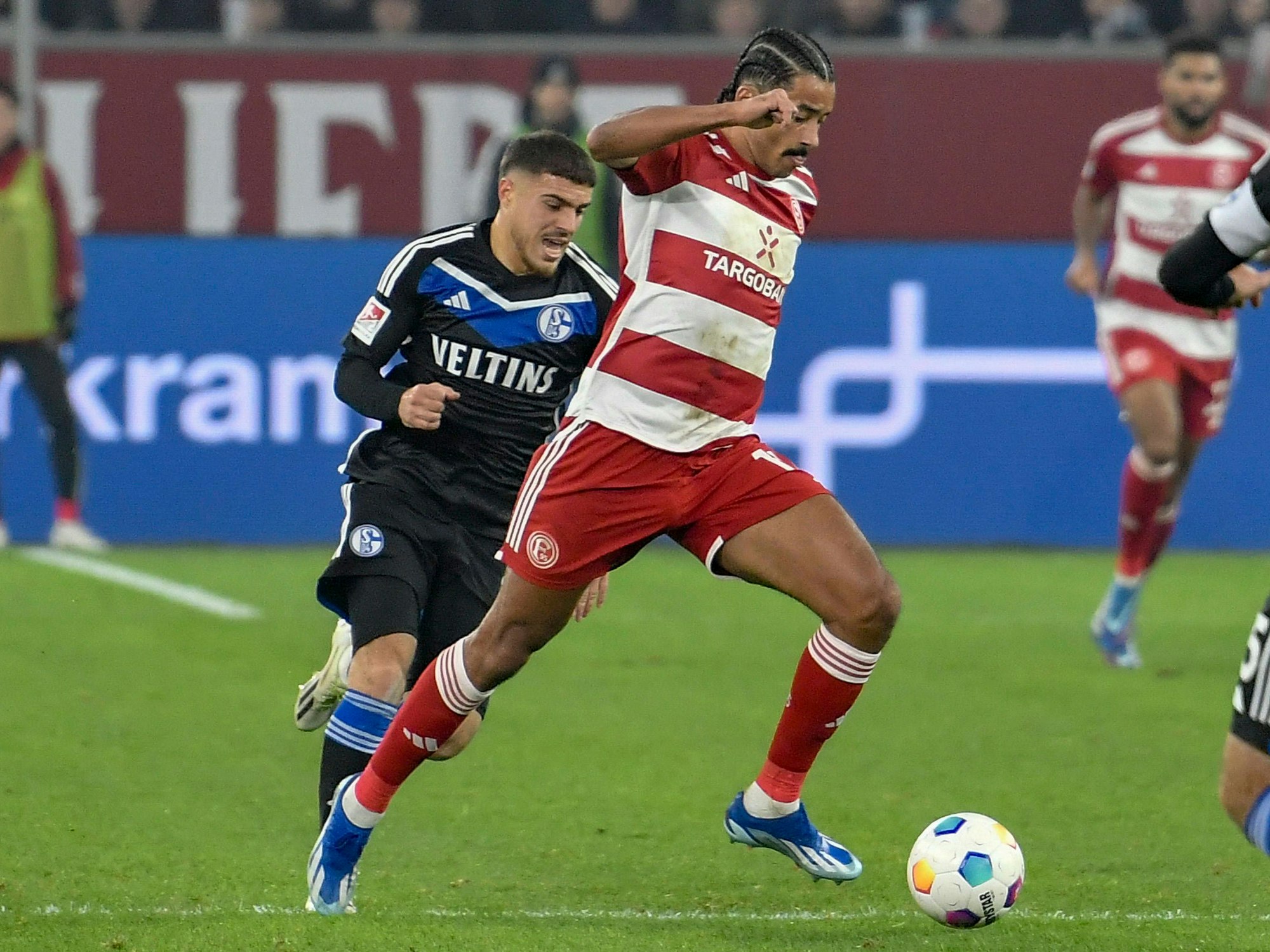 Emmanuel Iyoha im Zweikampf mit Blendi Idrizi.