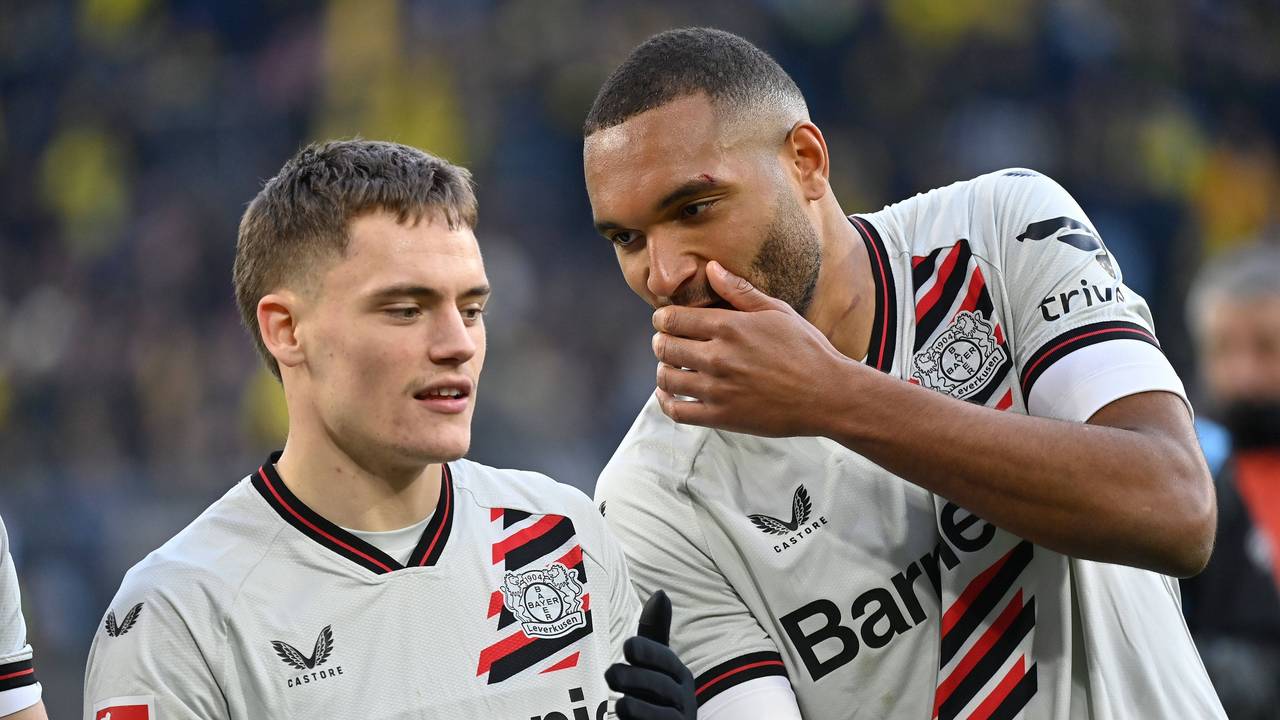 Jonathan Tah bespricht sich mit Florian Wirtz während des Bundesligaspiels von Bayer Leverkusen bei Borussia Dortmund.