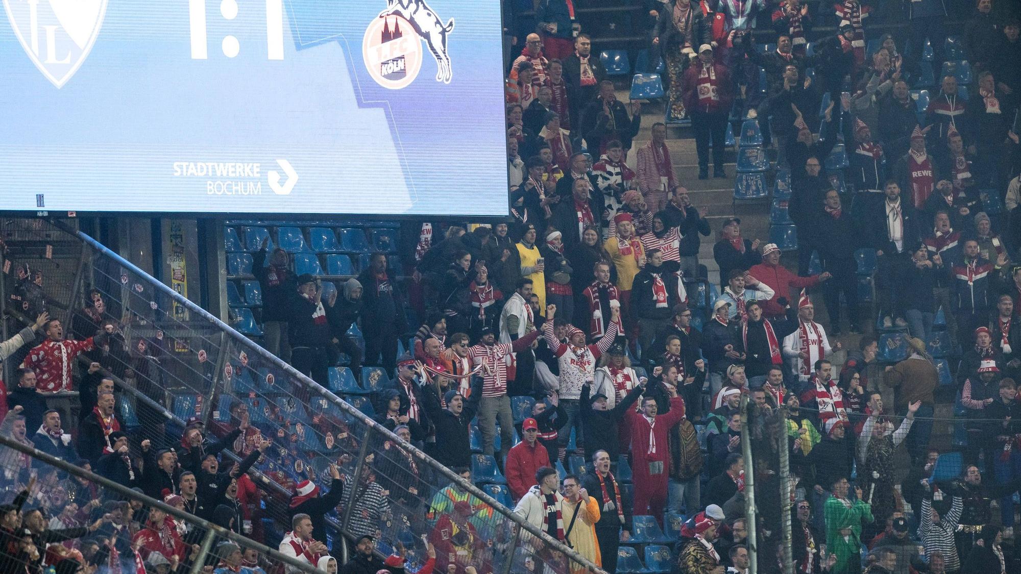 Die Fans des 1. FC Köln am 11. November 2023 im Gästeblock in Bochum.