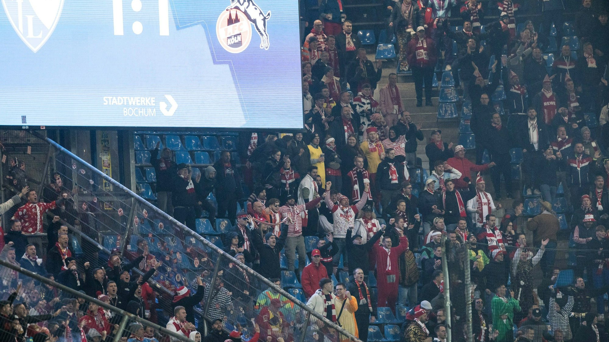 Die Fans des 1. FC Köln am 11. November 2023 im Gästeblock in Bochum.