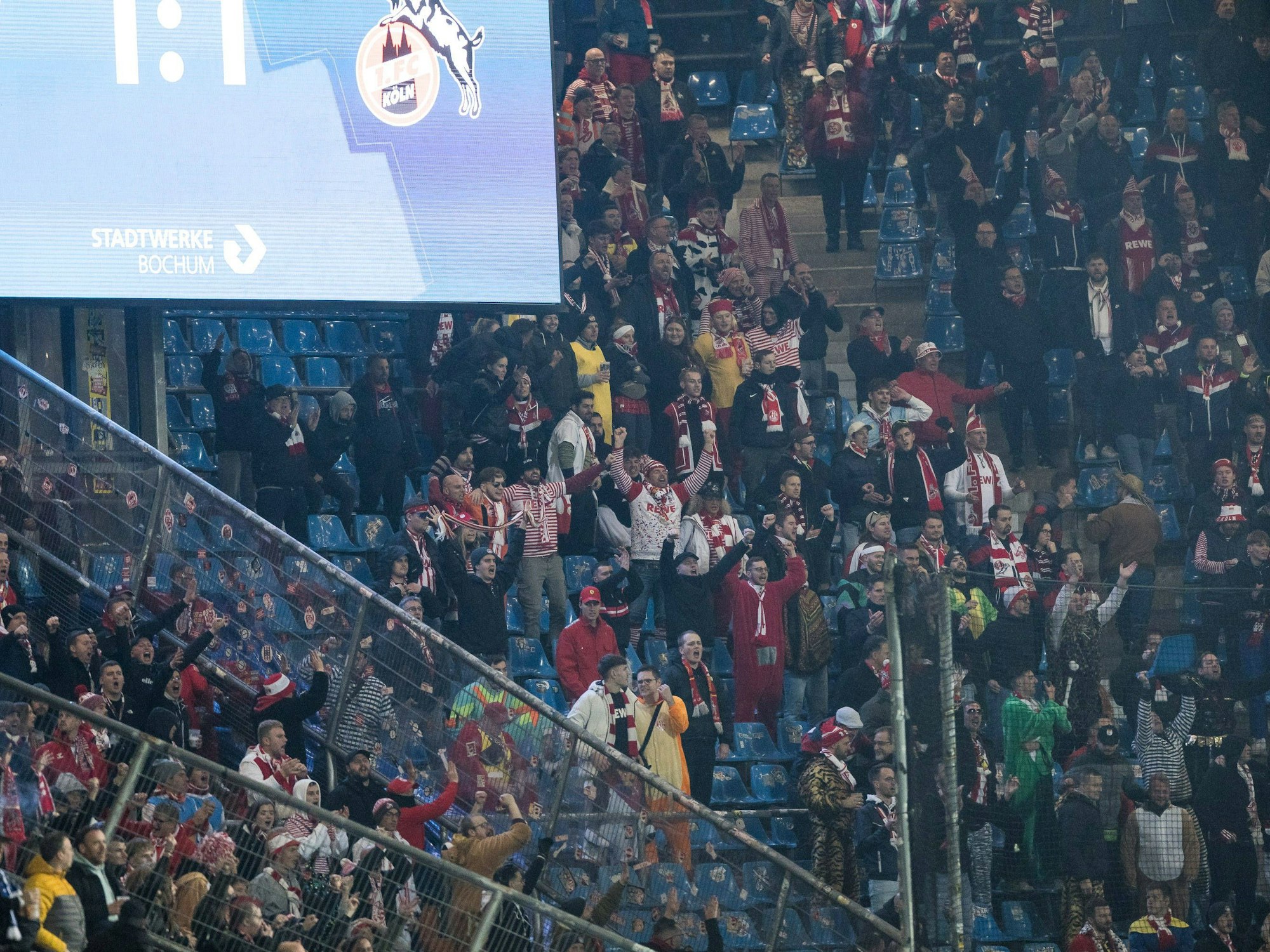 Foto von vielen Kölner Fans im Stadion beim Spiel des VfL Bochum gegen den 1. FC Köln.