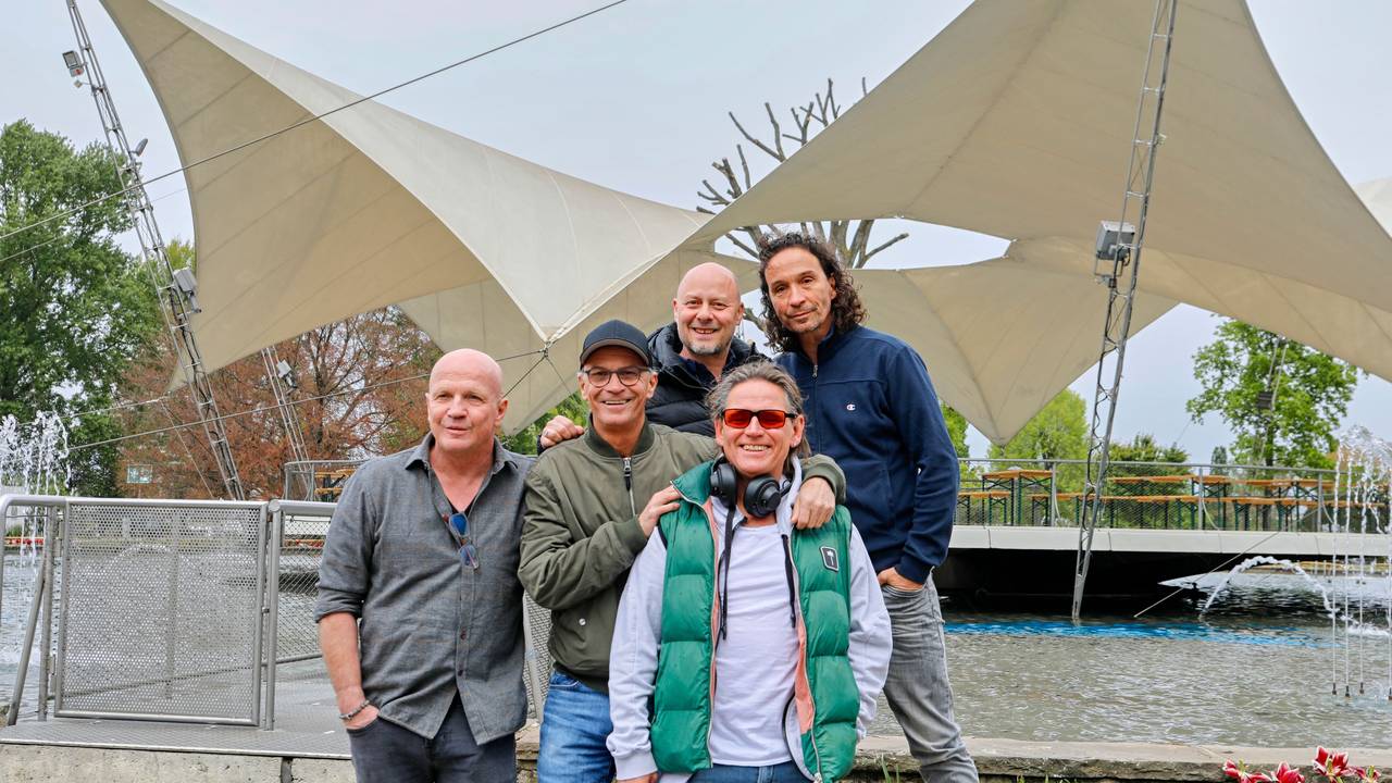 Brings steht im leeren Tanzbrunnen.