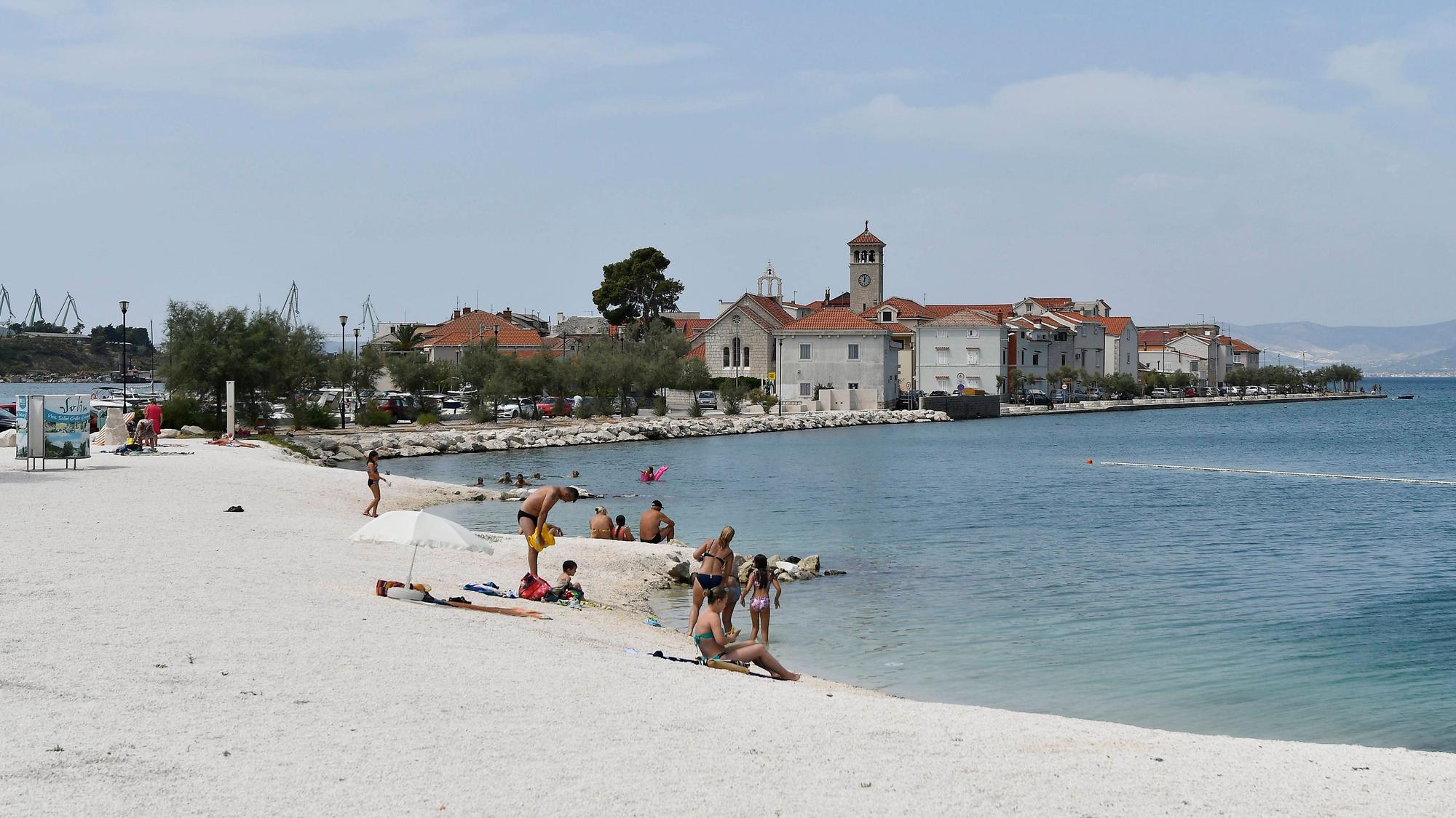 Das Foto zeigt den Strand von Kosic in der kroatischen Stadt Solin.