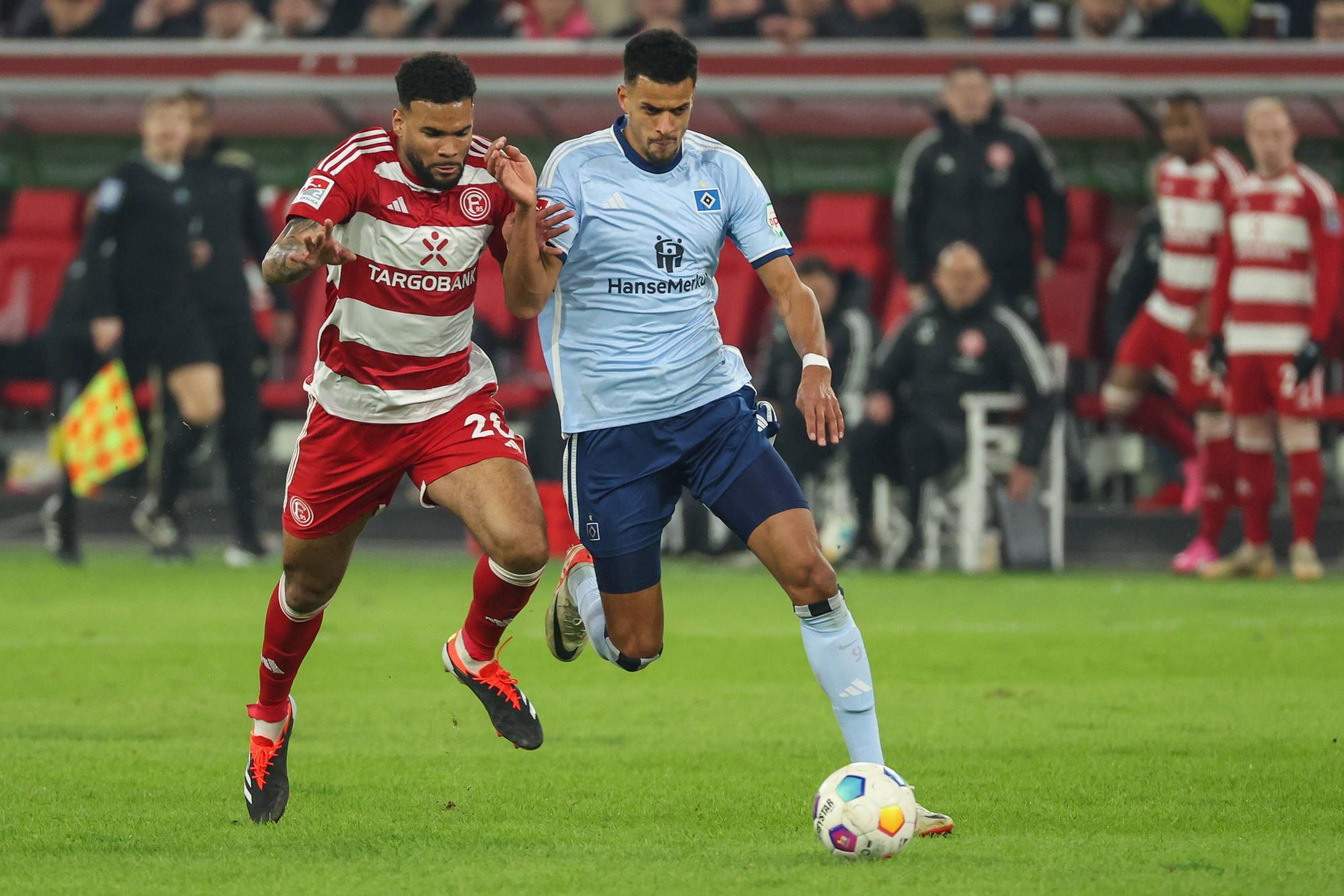 Jamil Siebert im Zweikampf mit Robert Glatzel.