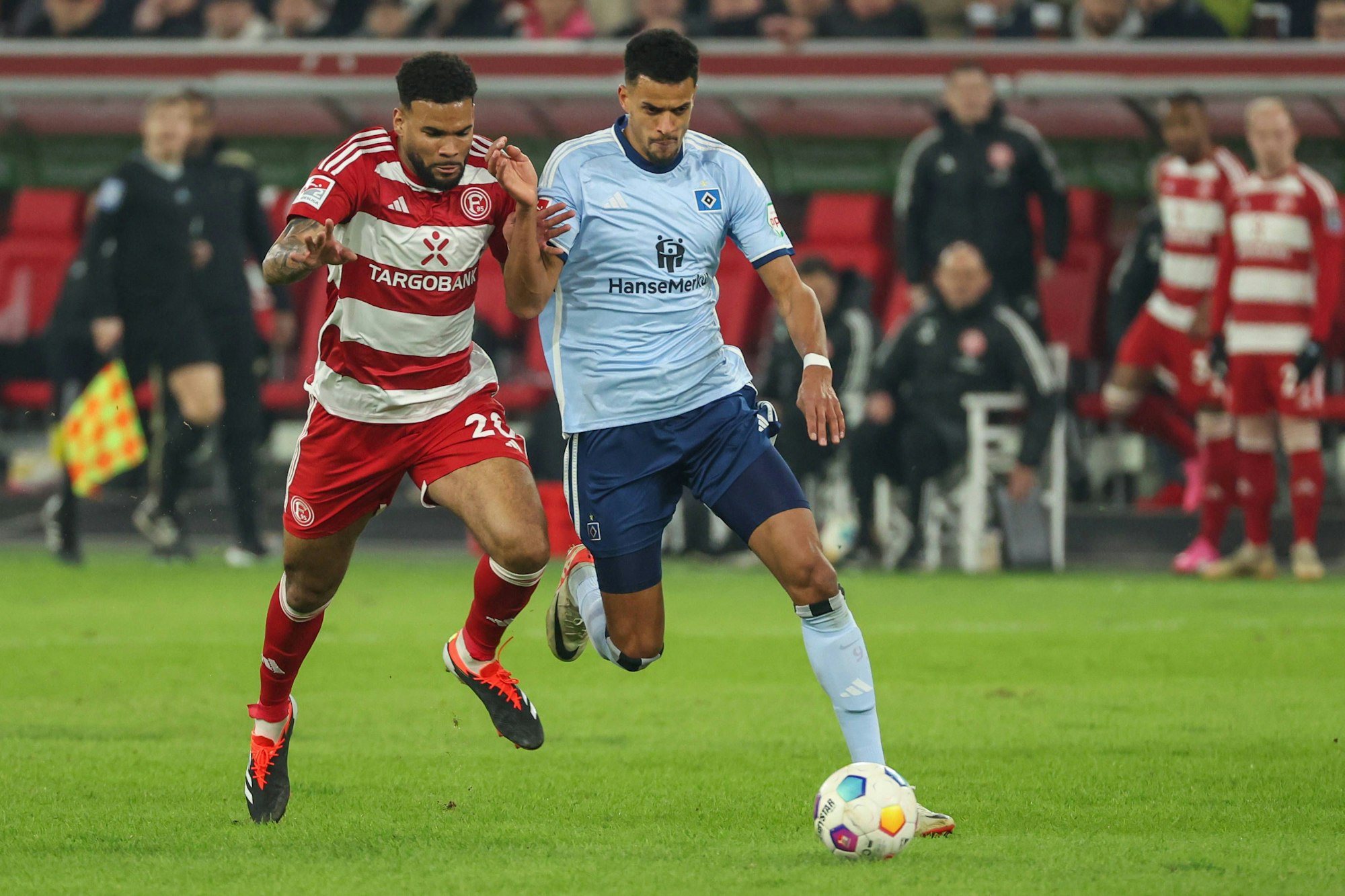 Jamil Siebert im Zweikampf mit Robert Glatzel.