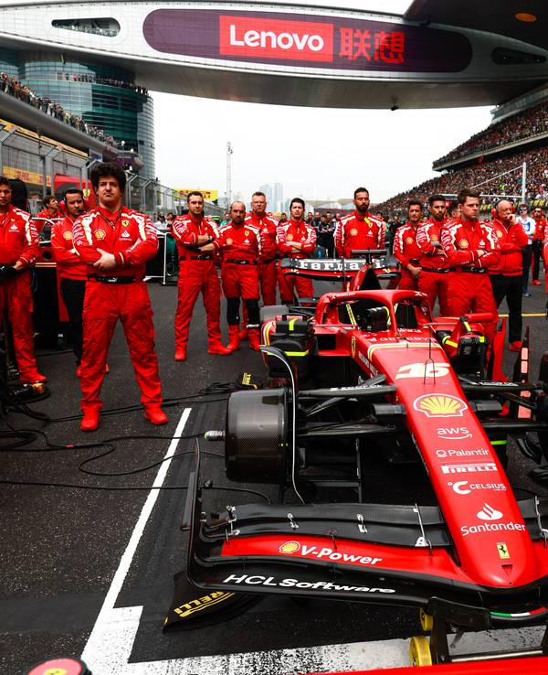 Die Boxencrew der Scuderia Ferrari steht beim Großen Preis von China um den Rennwagen von Charles Leclerc.