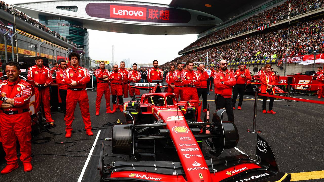 Die Boxencrew der Scuderia Ferrari steht beim Großen Preis von China um den Rennwagen von Charles Leclerc.