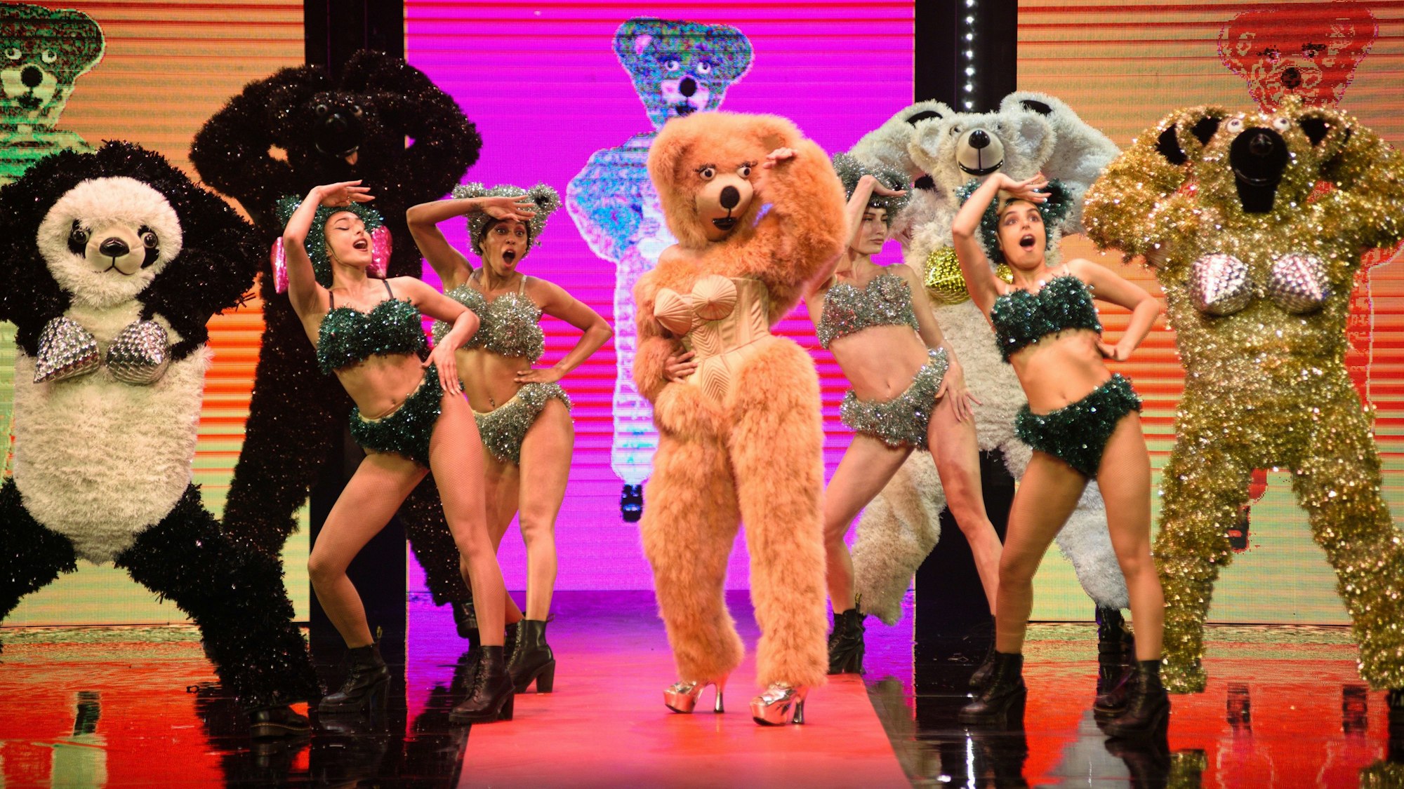 Darsteller der „Fashion Freak Show“ von Gaultier stehen auf der Bühne.
