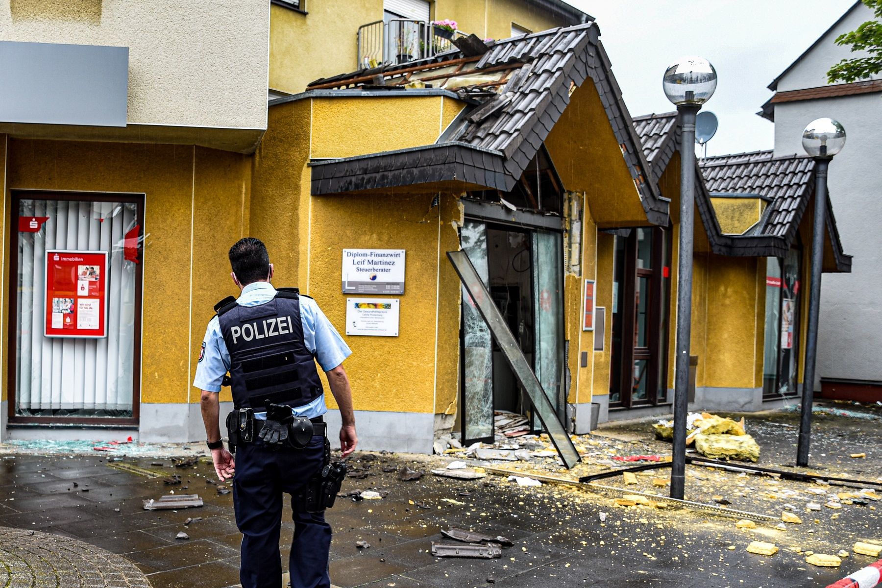 Ein Polizist sichert nach einer Geldautomatensprengung den Tatort.