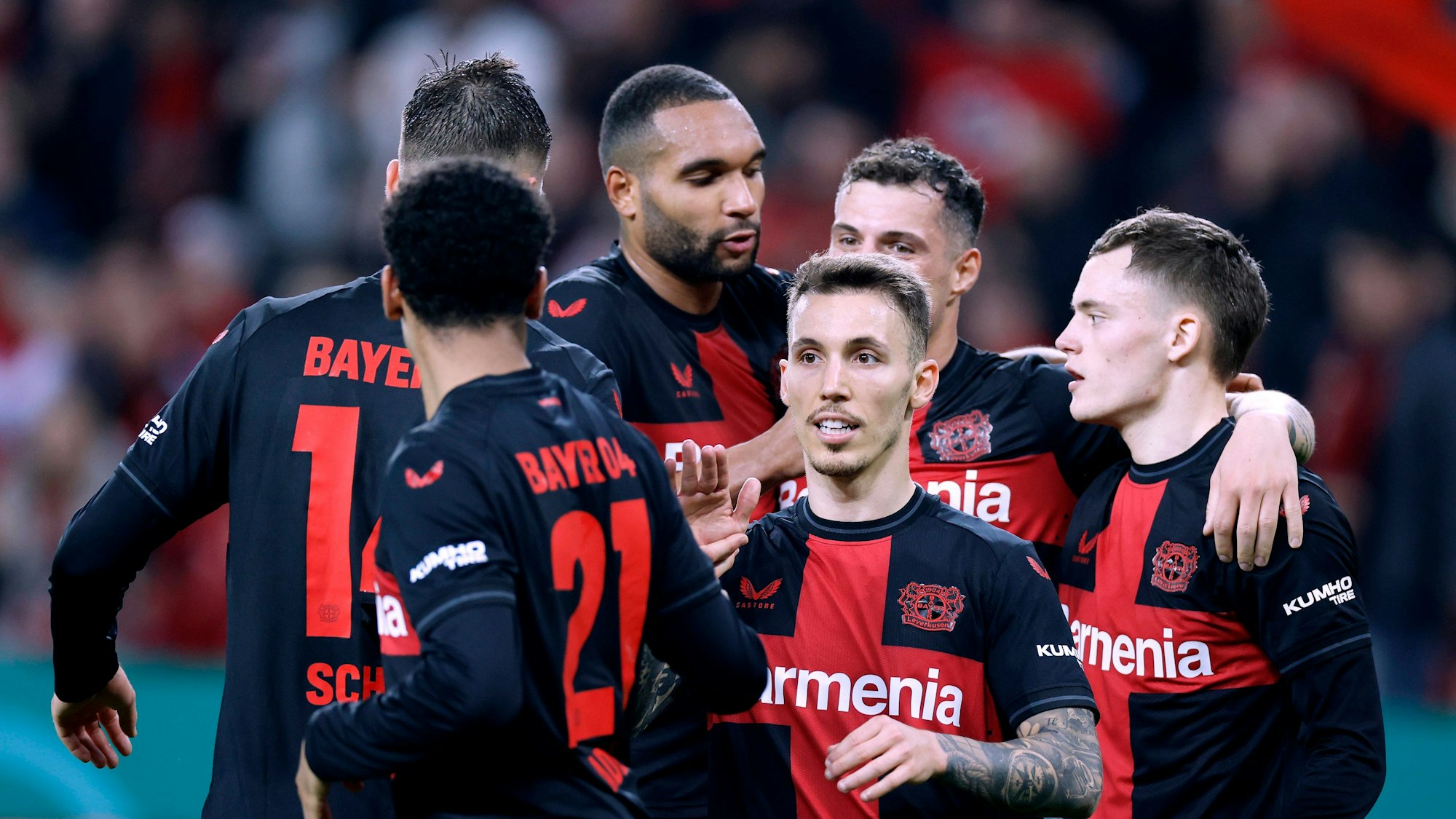 Florian Wirtz (re.) jubelt mit seinen Mannschaftskollegen über sein Tor im DFB-Pokal-Halbfinale.
