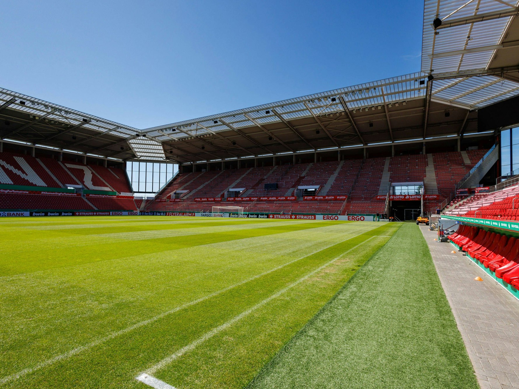 Die Mewa-Arena bei strahlendem Sonnenschein.