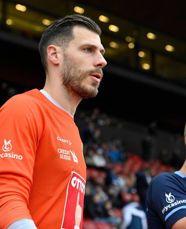 Torhüter Marius Müller und Max Meyer laufen ein