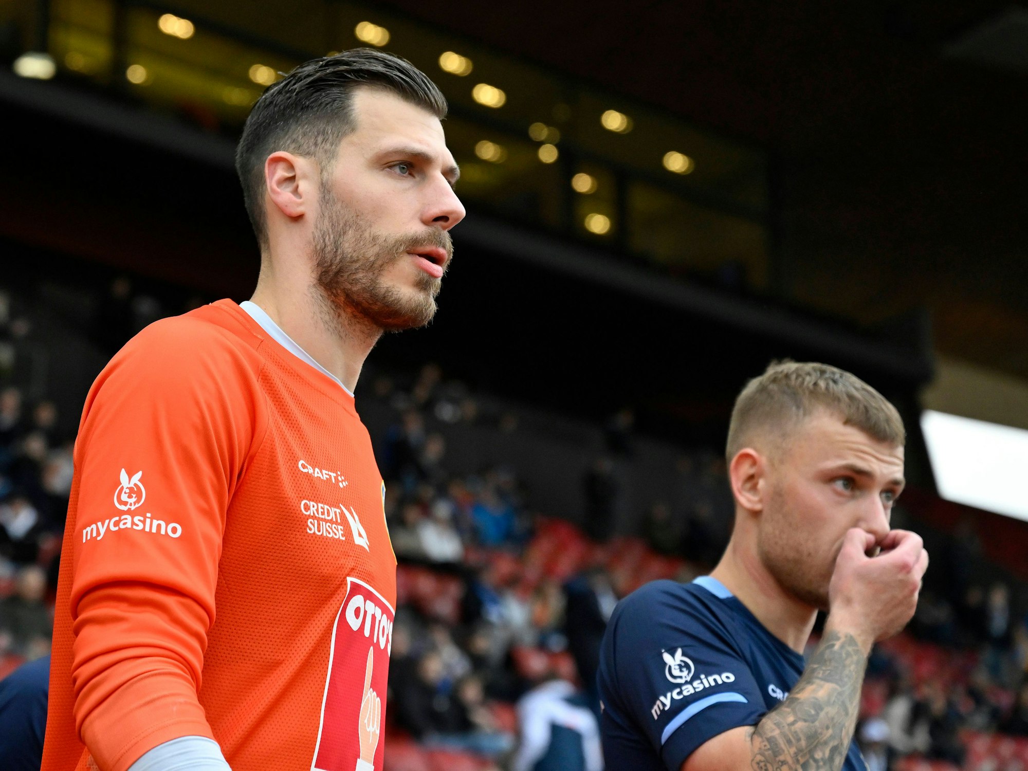 Torhüter Marius Müller und Max Meyer laufen ein