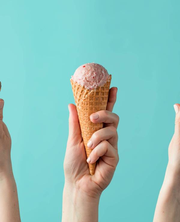 Hände halten Waffeln mit Eis.