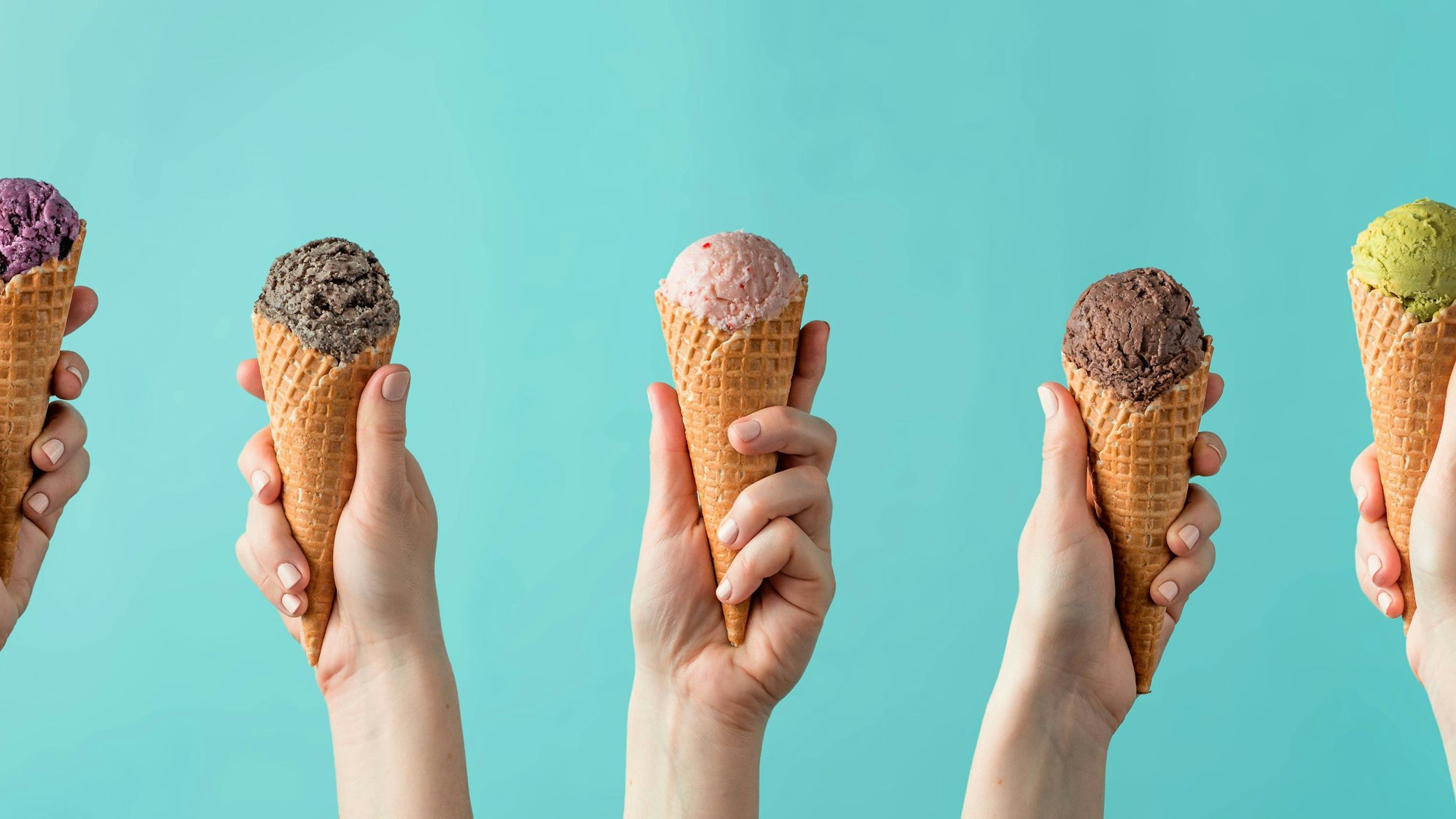 Hände halten Waffeln mit Eis.