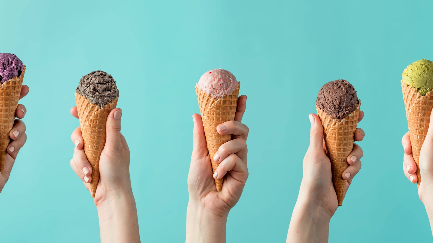 Hände halten Waffeln mit Eis.