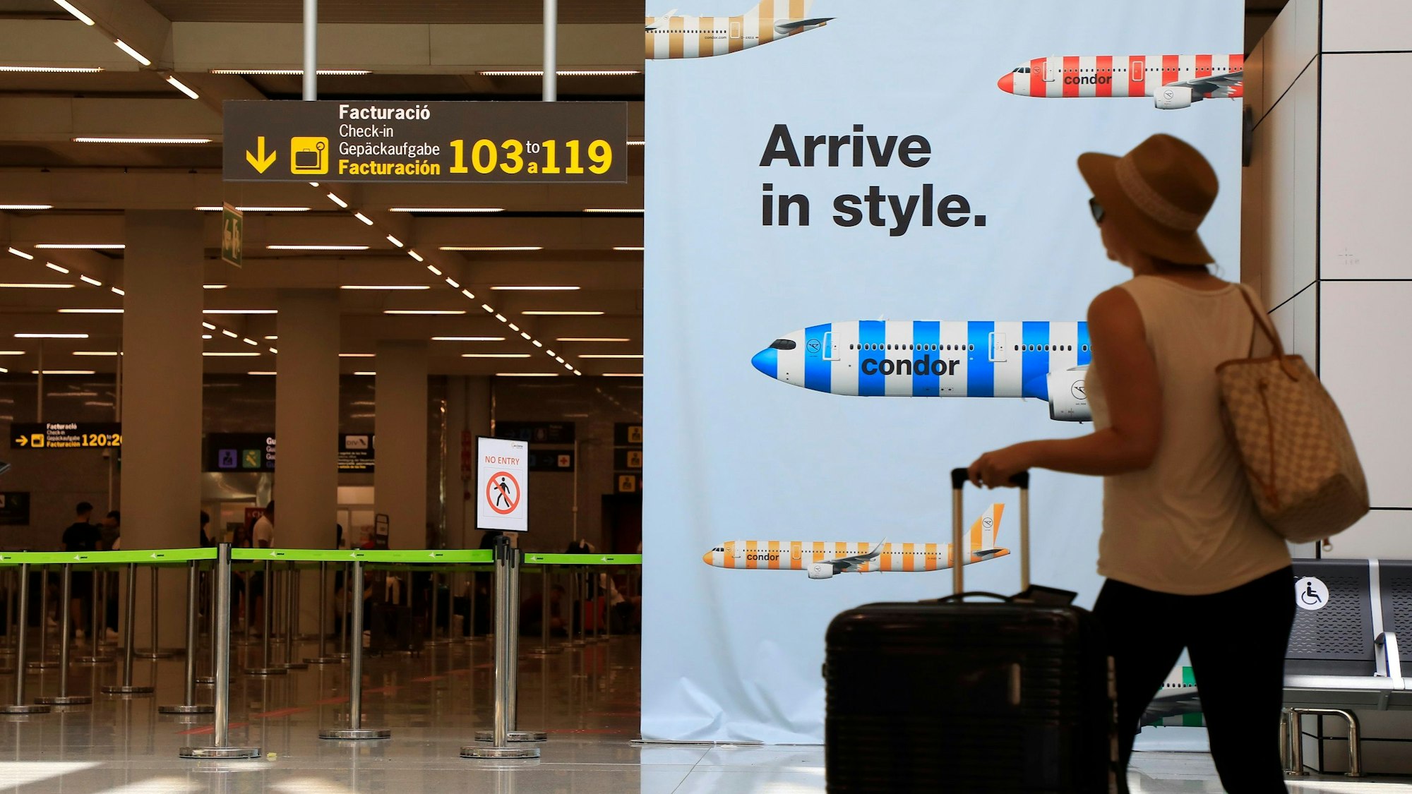 Der Kaffee aus einem Automaten am Flughafen Mallorca wurde einer Frau zum Verhängnis. Unser Foto zeigt eine Passagierin im Sommer 2023.