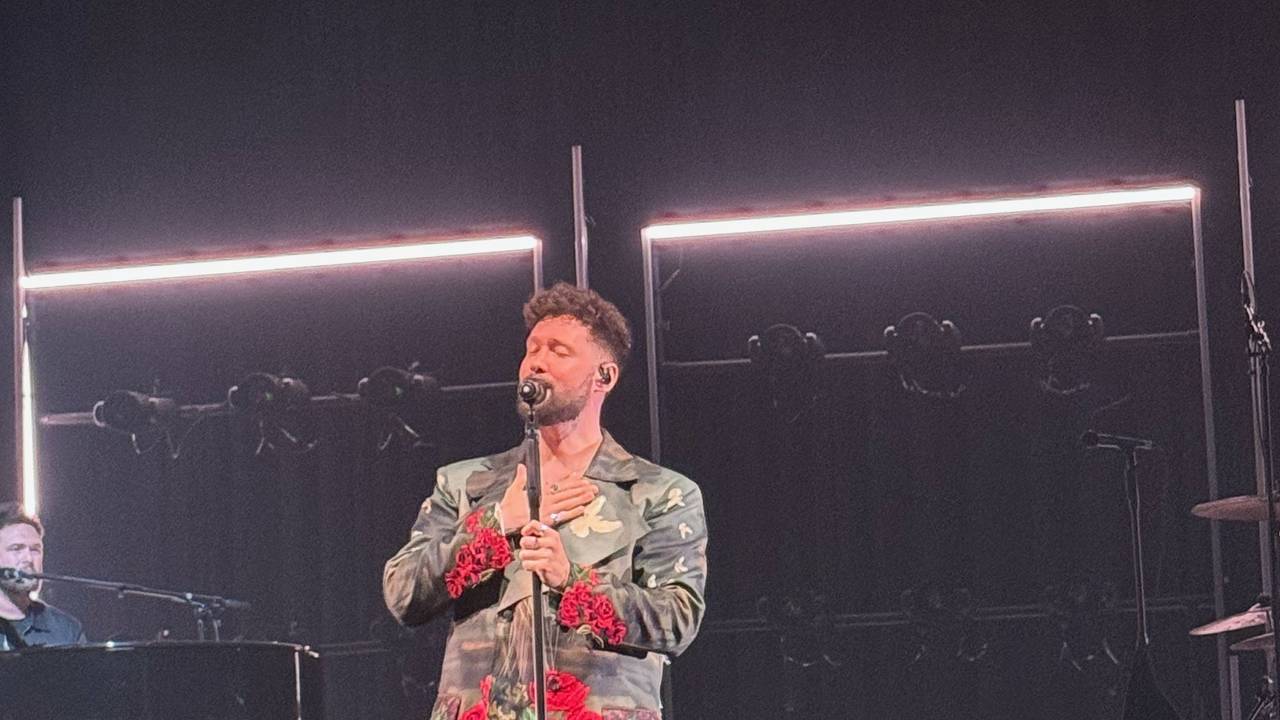 Popstar Calum Scott auf der Bühne im Kölner E-Werk.