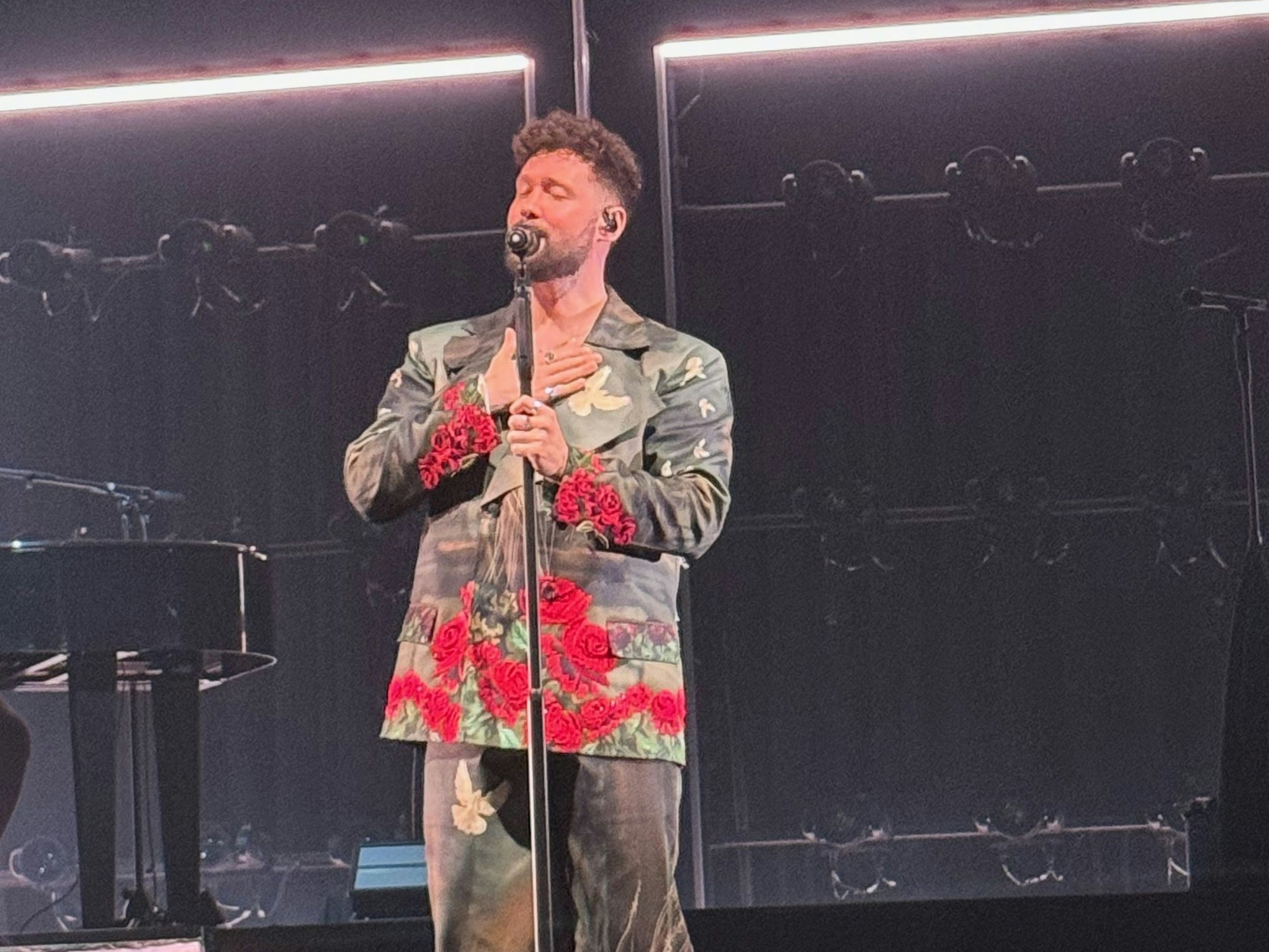 Popstar Calum Scott auf der Bühne im Kölner E-Werk.