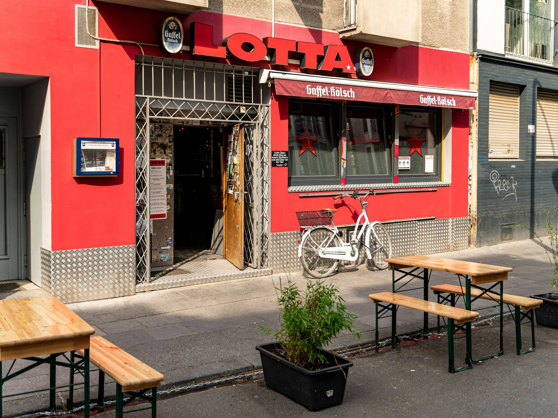 Die Kneipe Lotta in der Kölner Südstadt von außen.
