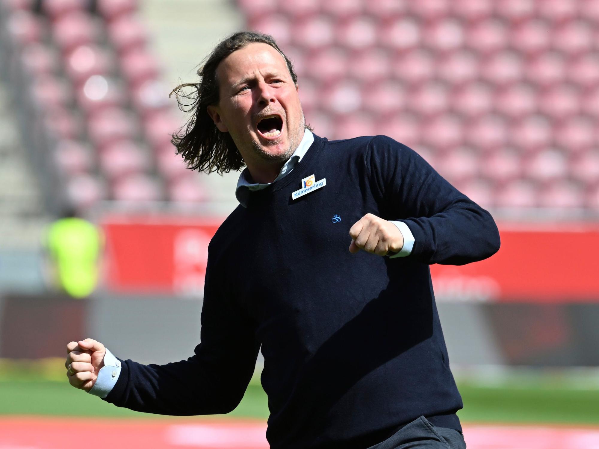 Der Mainzer Trainer Bo Henriksen feuert vor Spielbeginn die Fans an.