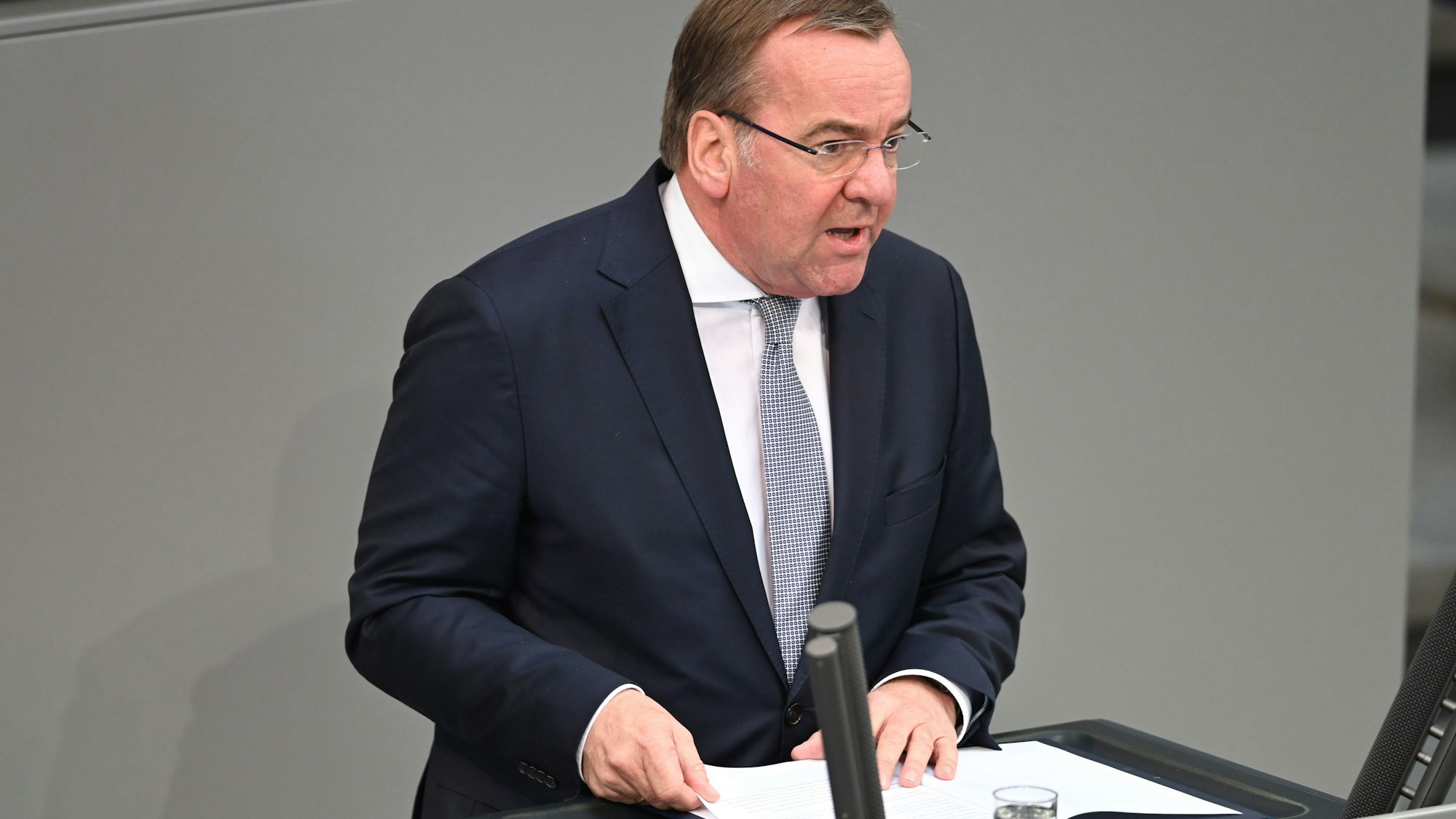 Der Bundestag beschließt den jährlichen Nationalen Veteranentag am 15. Juni: Verteidigungsminister Boris Pistorius (SPD) am 25. April bei der Plenardebatte.