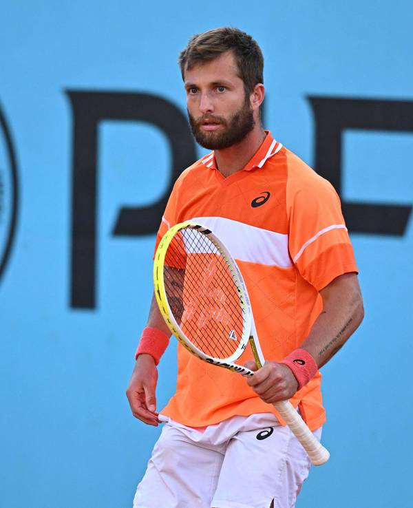 Tennis-Profi Corentin Moutet schaut fokussiert.