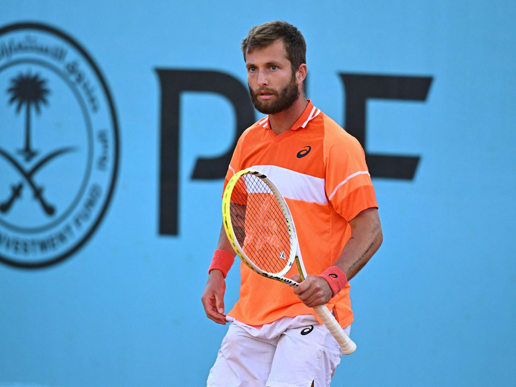 Tennis-Profi Corentin Moutet schaut fokussiert.