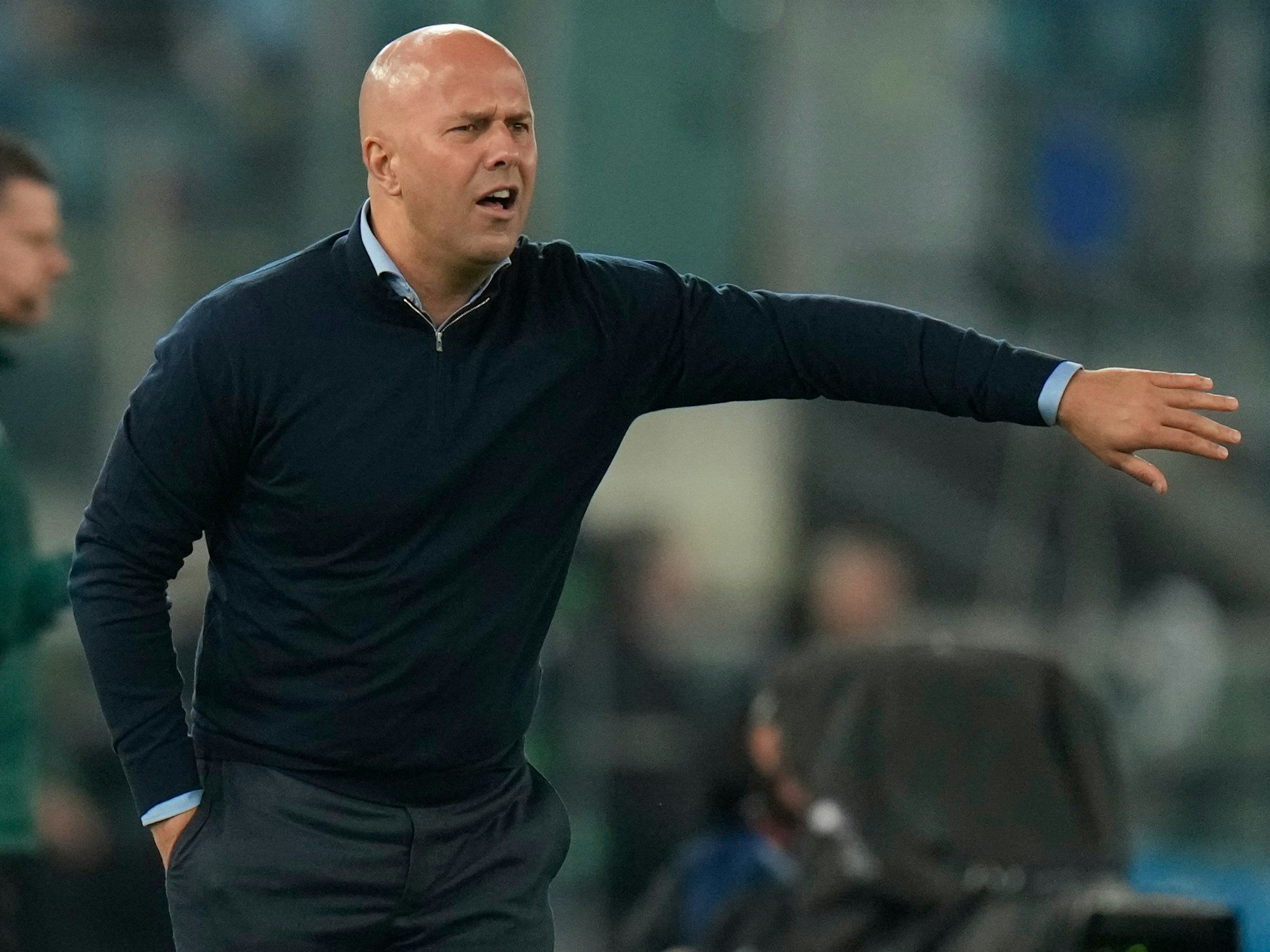 Feyenoord-Trainer Arne Slot gibt seiner Mannschaft Anweisungen von der Seitenlinie.