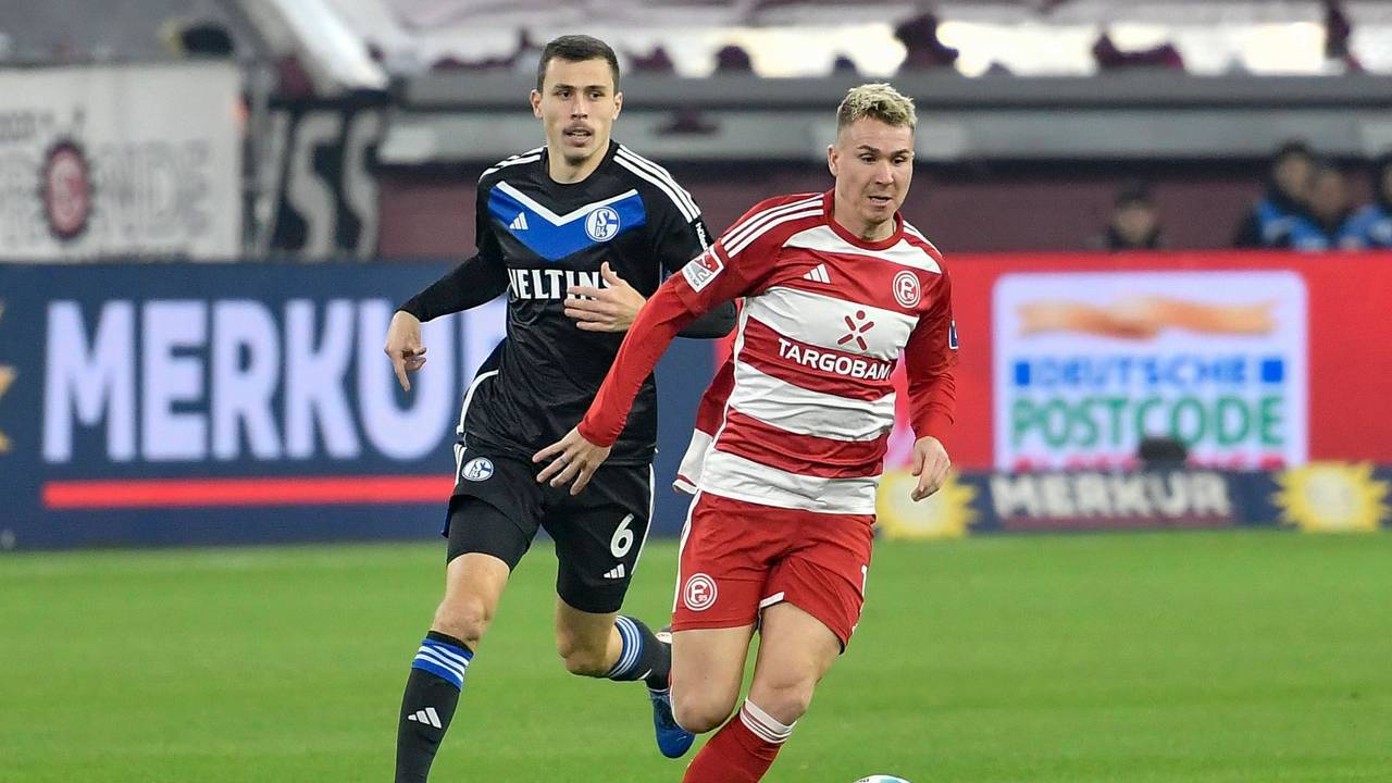 Fortuna-Profi Felix Klaus (r.) in Aktion mit Ball.