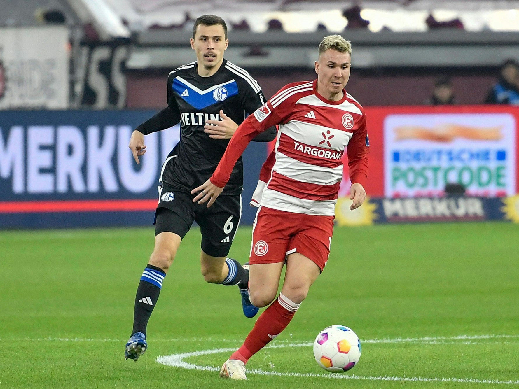 Fortuna-Profi Felix Klaus (r.) in Aktion mit Ball.