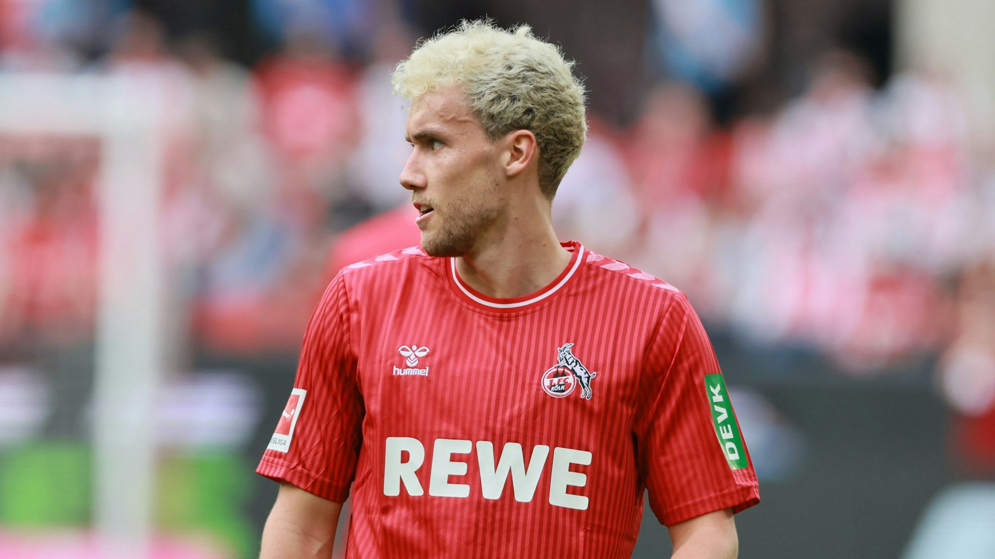Luca Waldschmidt im FC-Trikot mit blondierten Haaren.