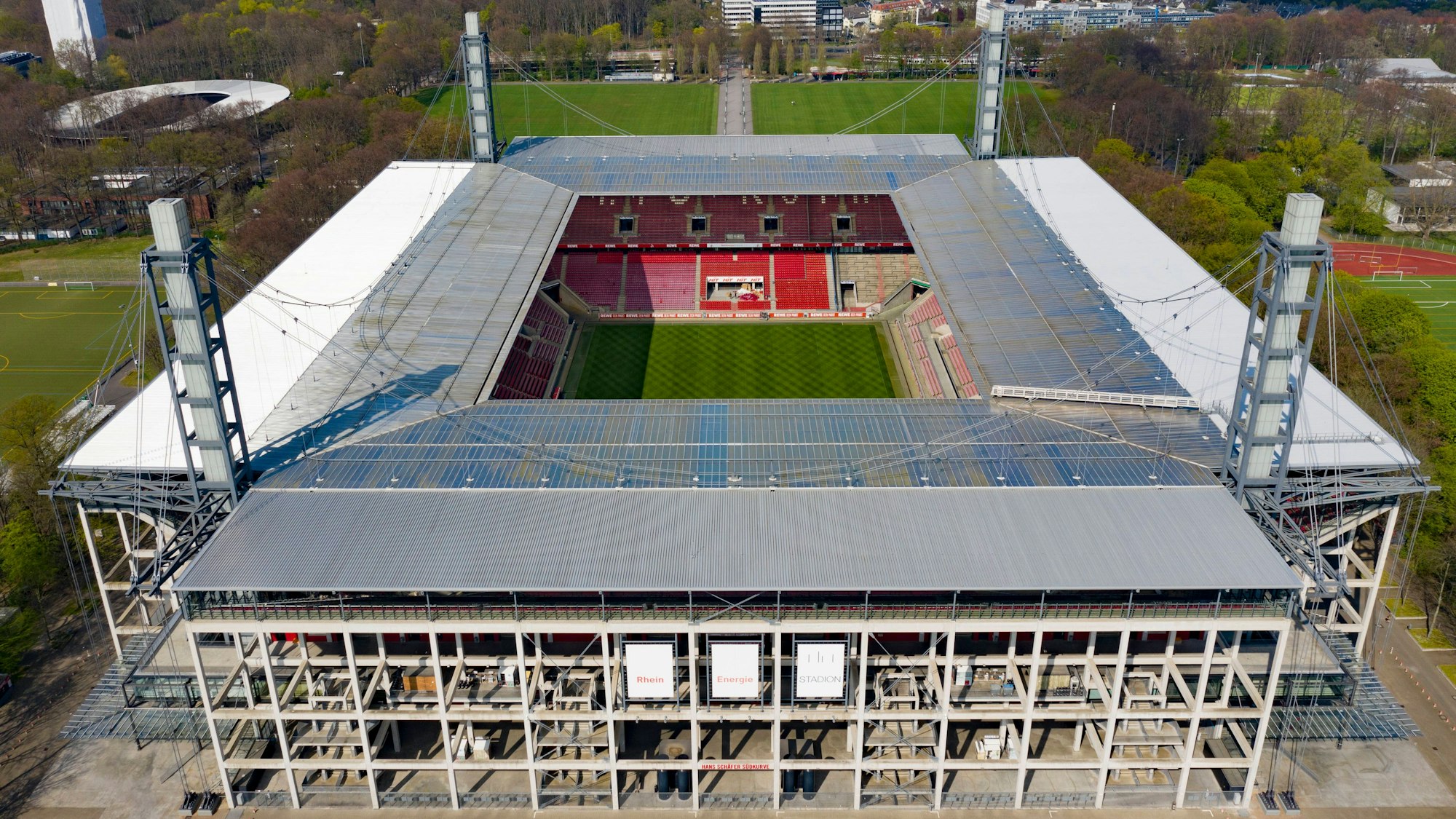 Das Rhein-Energie-Stadion von oben.