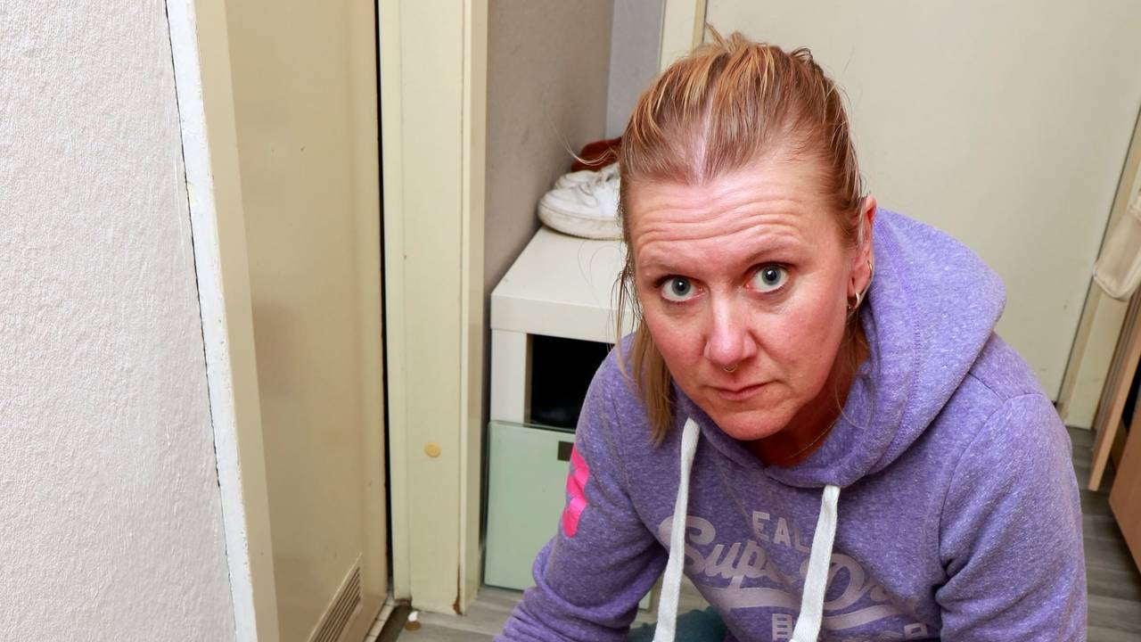 Mieterin Sarah Wolff zeigt Schimmel unter der Bodenleiste.