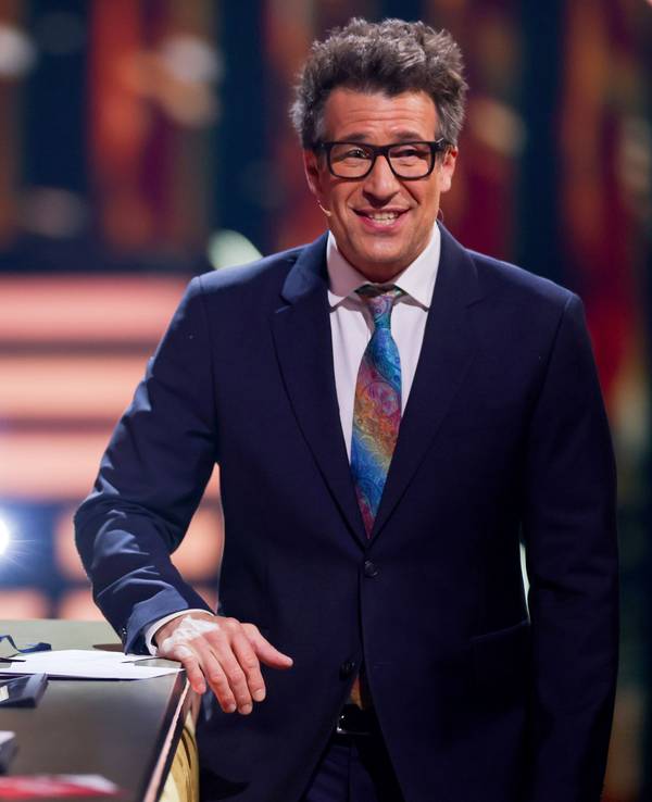 Jorge Gonzalez (l-r), Motsi Mabuse und Joachim Llambi, Jurymitglieder, sowie Daniel Hartwich (r), Moderator, sitzen in der RTL-Tanzshow „Let's Dance“ im Coloneum.