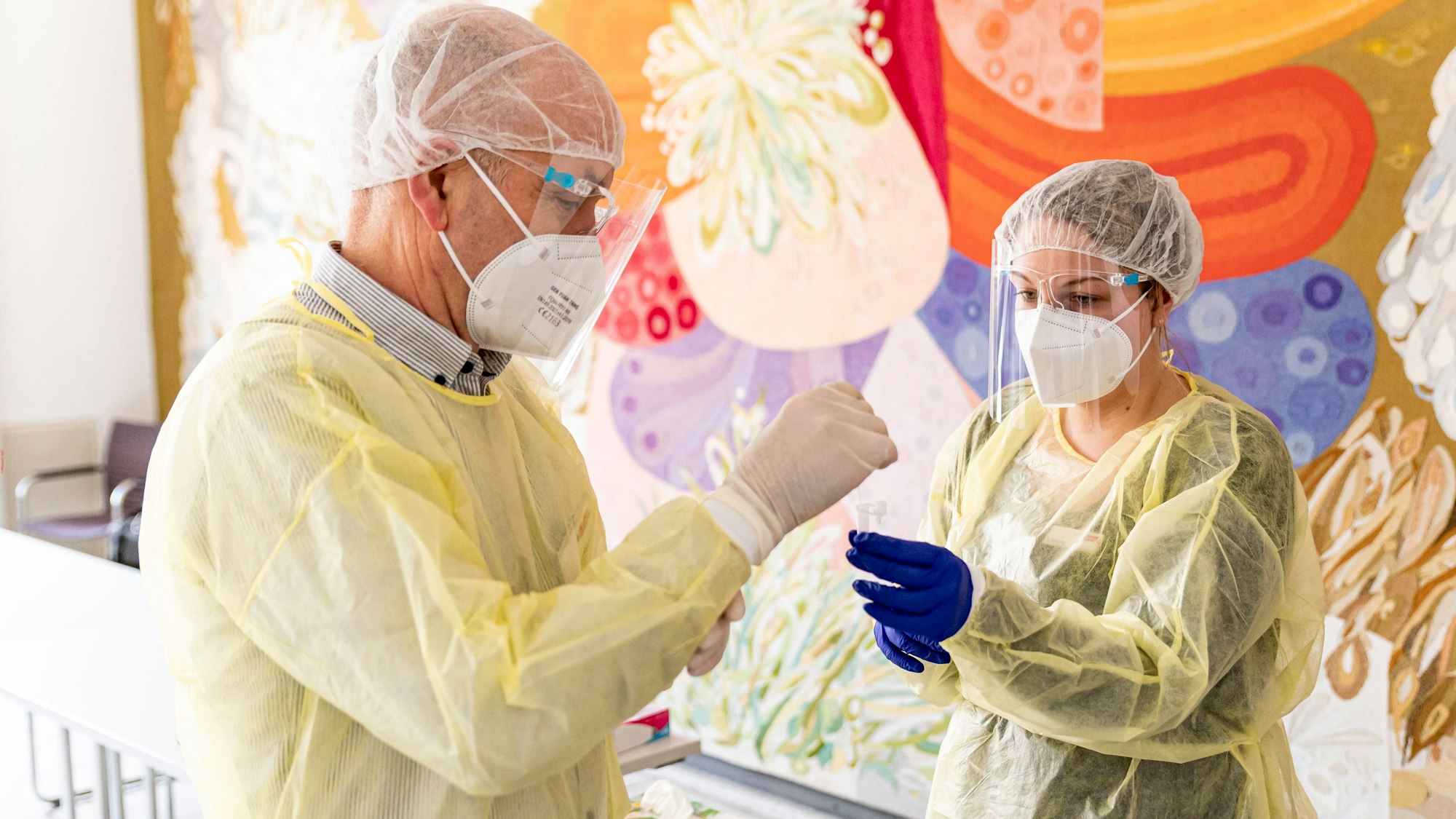 Das Foto zeigt die Anwendung eines Corona-Schnelltests in Köln am 5. März 2021. Hierbei handelt es sich um ein Symbolfoto. Auch bei der Behandlung von akuten Norovirus-Fällen sollte eine entsprechende Schutzkleidung getragen werden.