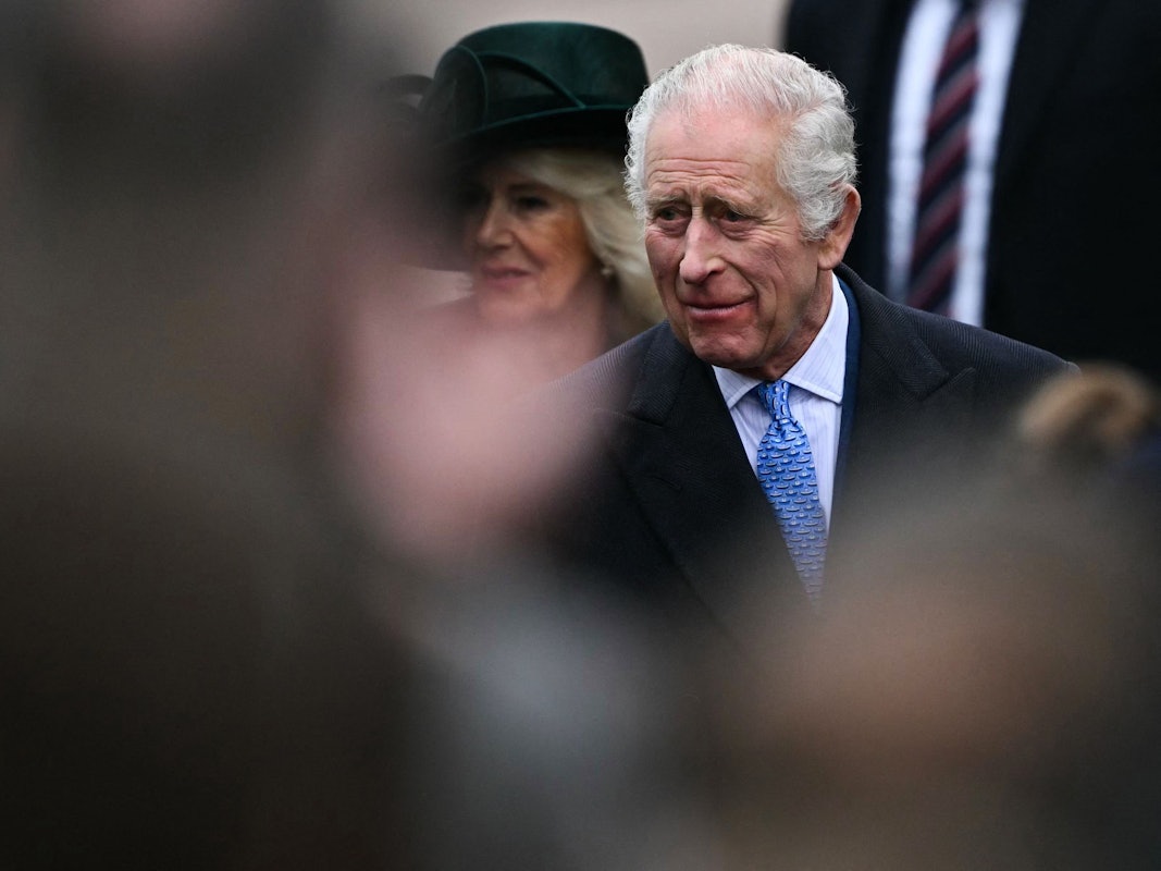 Der britische König Charles III. neben Königin Camilla am 31. März 2024 vor derSt. George's Chapel.