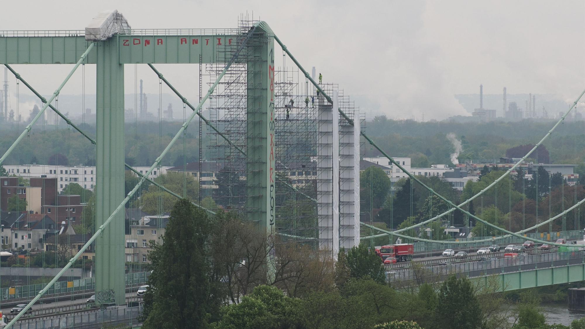 Aus dem 15. Stock eines gegenüberliegenden Hochhauses wurde die Brücke mit der Botschaft fotografiert.