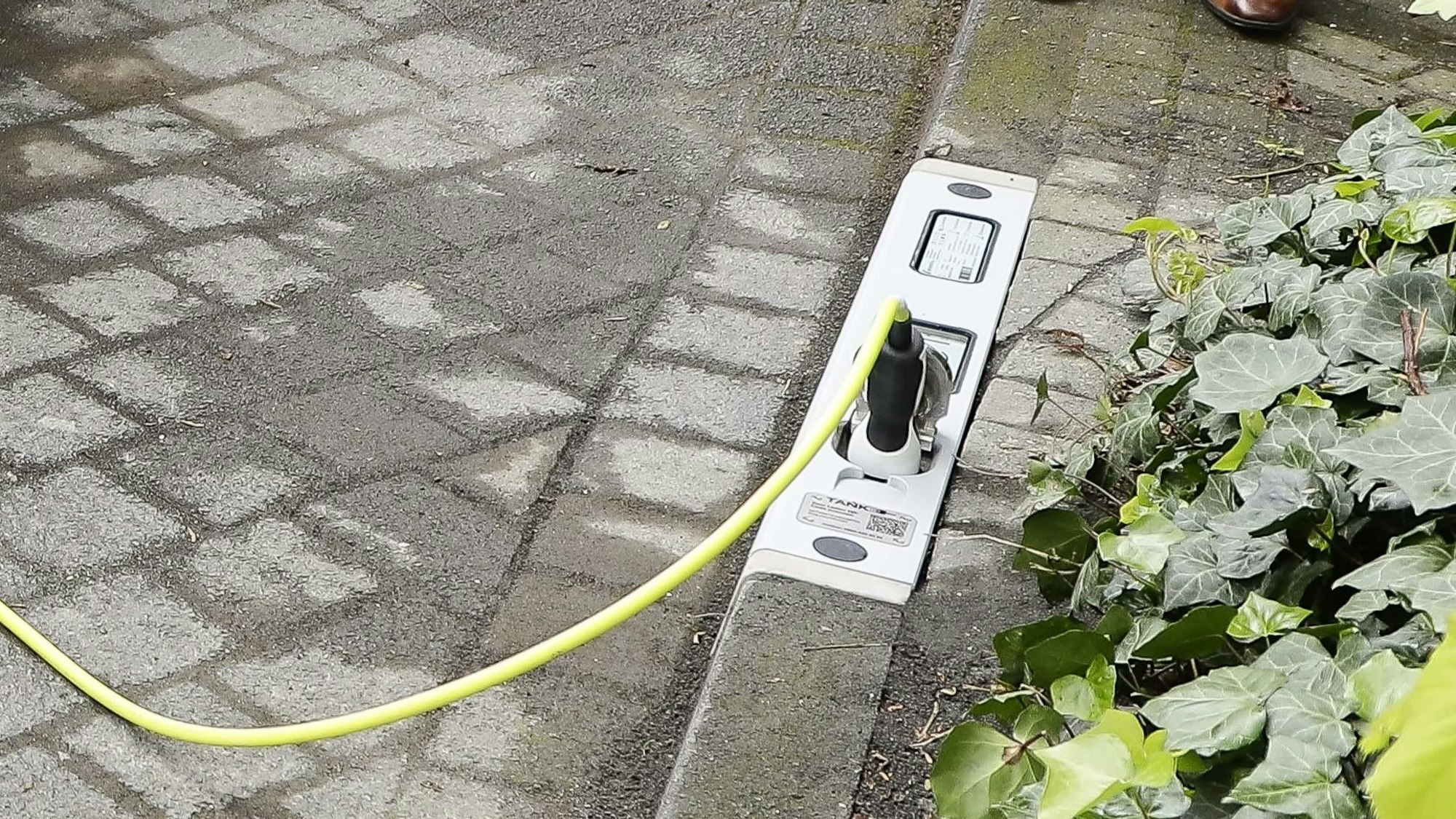 Eine Bordsteinkante mit Steckdose