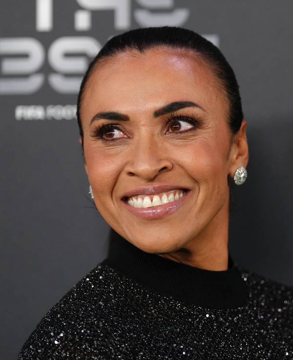 Marta, Fußballspielerin aus Brasilien, lächelt am 15. Januar 2024 bei ihrer Ankunft zu den Best Fifa Football Awards im Eventim Apollo.